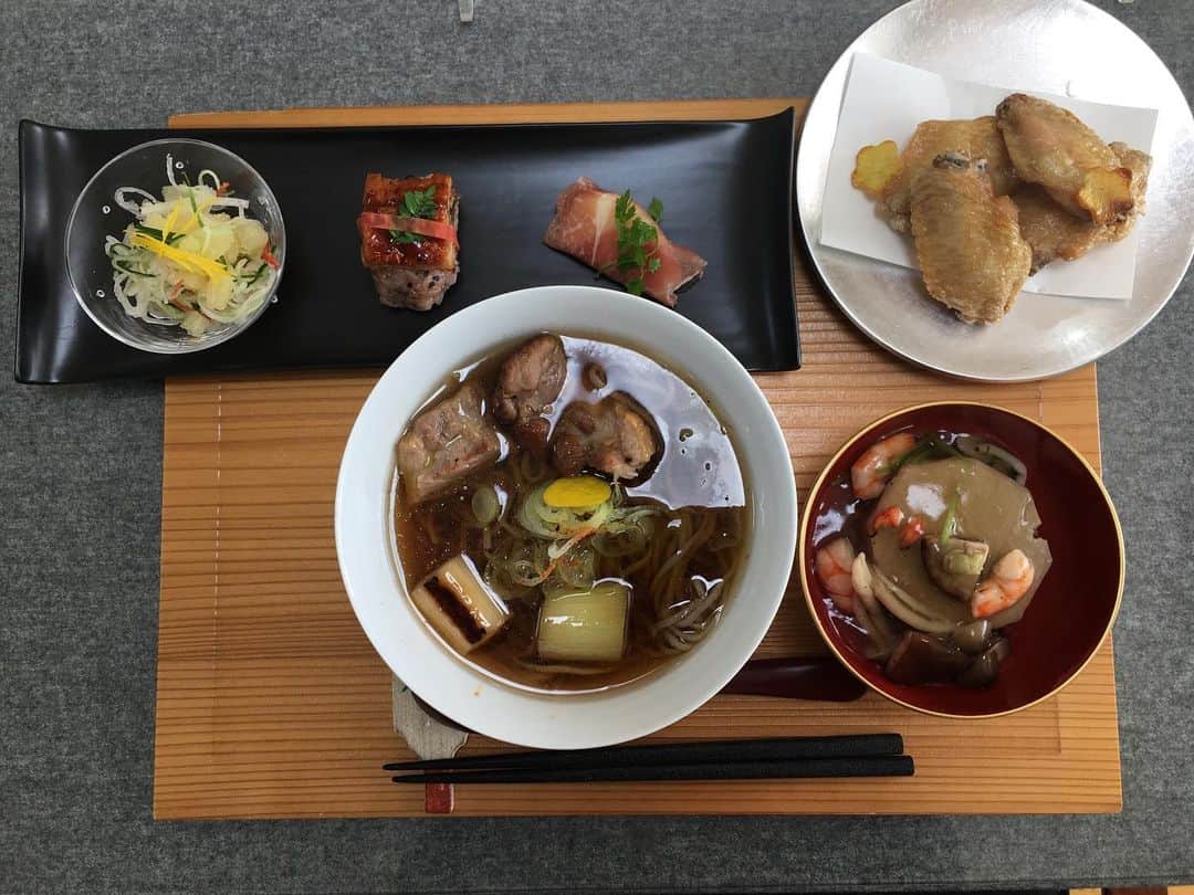 小橋めぐみのインスタグラム：「今年最後のお料理教室🍴 ★先付け三種 ✔︎数の子と大根の和え物 ✔︎一口赤飯のおめでた造り ✔︎生ハムとラフランス ★鶏手羽先の空揚げ （衣をつけないで揚げるので空揚げ） ★海老芋の彩りあんかけ ★鴨南蛮 デザートに、黒豆のアイスクリーム🍨 年越し蕎麦、今年は鴨南蛮にしてみようかと…！ 焼いた鴨の油をおつゆに入れると、ぐっと美味しくなるのですね☺️」