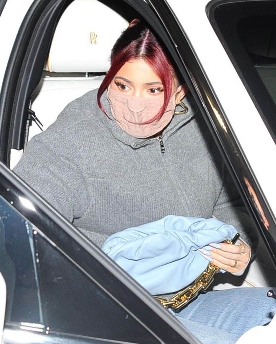 Just Jaredさんのインスタグラム写真 - (Just JaredInstagram)「@kyliejenner shows off her new red hair while out Christmas shopping! #KylieJenner Photos: Backgrid」12月20日 15時38分 - justjared