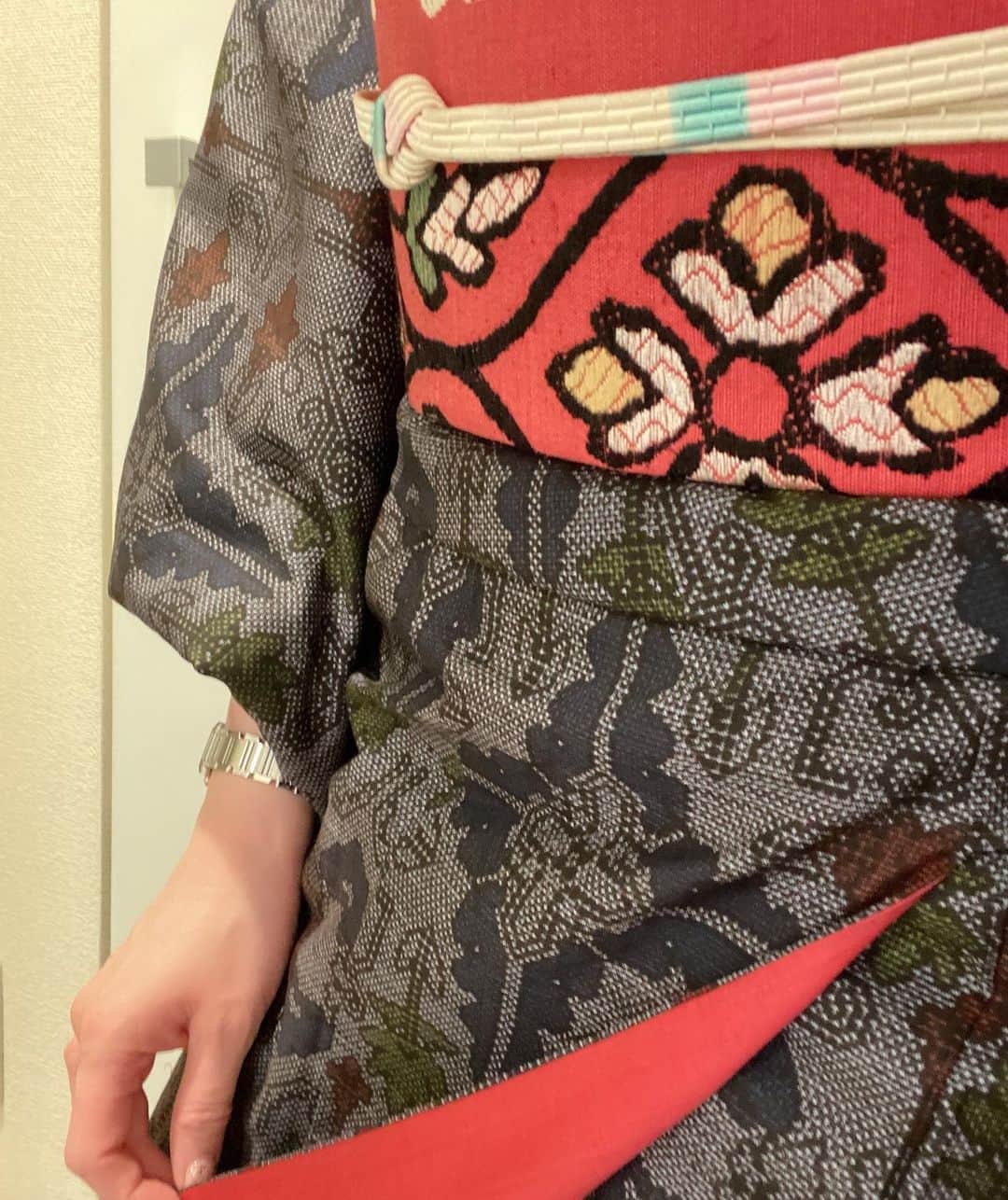 東森美和さんのインスタグラム写真 - (東森美和Instagram)「先日は、ひいおばあちゃん👵が作った大島紬を着ました💓大島紬素敵です。 羽織も可愛いし、なんといっても帯はひいおばあちゃんの刺繍が入ってます。帯留めは昔ならではの色使いで、とても可愛い。今こんなの売ってない😂❤️  ひいおばあちゃんは私が小さい時に亡くなったけど、今こうしてお着物をお下がりで着れて嬉しいな😊大切にします。  #着物 #大島紬 #ひいおばあちゃん #刺繍 #東森美和」12月20日 15時40分 - higashimorimiwa