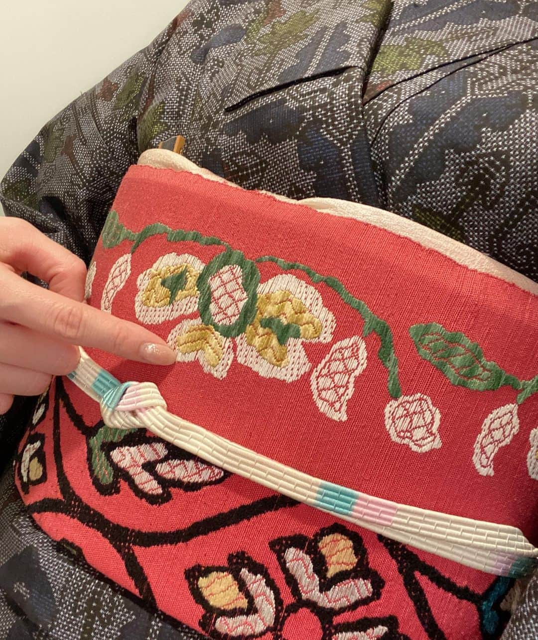 東森美和さんのインスタグラム写真 - (東森美和Instagram)「先日は、ひいおばあちゃん👵が作った大島紬を着ました💓大島紬素敵です。 羽織も可愛いし、なんといっても帯はひいおばあちゃんの刺繍が入ってます。帯留めは昔ならではの色使いで、とても可愛い。今こんなの売ってない😂❤️  ひいおばあちゃんは私が小さい時に亡くなったけど、今こうしてお着物をお下がりで着れて嬉しいな😊大切にします。  #着物 #大島紬 #ひいおばあちゃん #刺繍 #東森美和」12月20日 15時40分 - higashimorimiwa