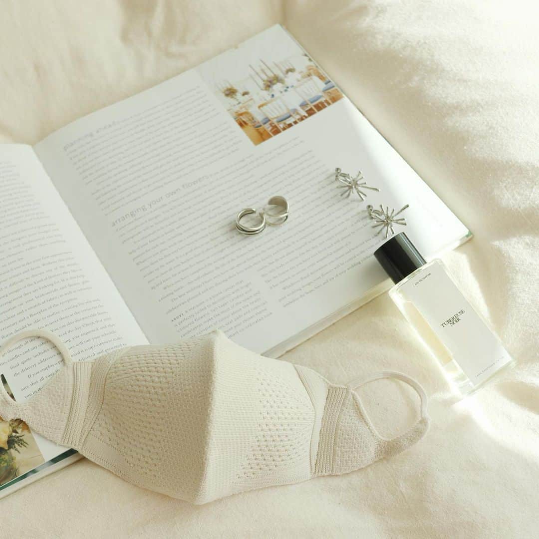 リナのインスタグラム：「😷 使い心地とデザイン性を兼ね備えた お気に入りマスク❤︎  ◆KNITFIT3DMASK◆ ホールガーメント 3Dマスク  立体成型のニットマスクで、 飛沫を通さない仕様 & 優れた通気性を両立👍  飛沫の侵入を抑制しながら、 吸放湿性・保湿性・保温性を実現⭐️  マスクで肌荒れしちゃう人に 是非是非使ってもらいたい やさしい肌触り❣️  ニット素材の見た目が なんともオシャレで 洗い替え用にあと2枚くらい欲しいほど❤︎ ...................................................... #KNITFIT3DMASK #シルクマスク #ニットマスク #立体マスク #ホールガーメントマスク #ホールガーメント #つけ心地 #保湿効果 #肌に優しいマスク #オーダーニットファクトリー #フォルテワジマ #ニットフィットスリーディーマスクcl #コスメラウンジ #PR」
