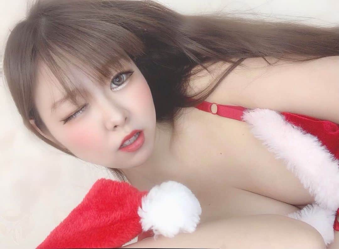 のインスタグラム：「本日は日曜日営業です😌💗  1部👉open 19:00 start 19:40  2部👉open 21:00 start 21:40  ⚠️いつもと時間が違うのでご注意下さい⚠️ . . . . #バーレスク大阪#バーレスク#バーレスク大阪えれな #北新地#ショークラブ#ショーガール#アイドル#グラビア#合法ロリ#ロリ#谷間#美乳#童顔女子#童顔巨乳#ロリ巨乳#下着#エロ可愛い#あざとかわいい#大阪#梅田#クリスマス#サンタコス #burlesque#burlesqueosaka#idol#gravure#japanesegirl#kitashinchi#xmas#santacostume」