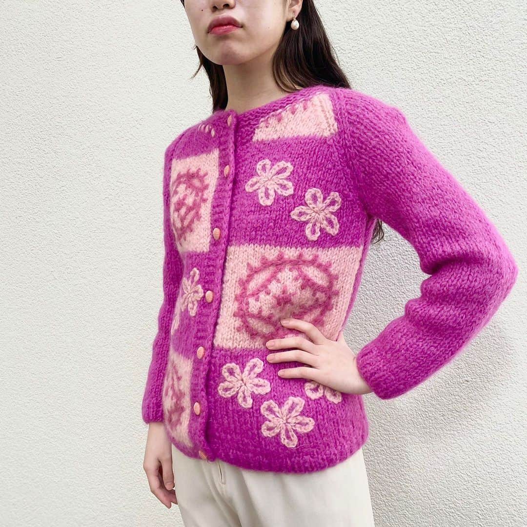NUTTY Vintage&Collectibleのインスタグラム：「NUTTY堀江本店  🇺🇸NEW ARRIVAL🇺🇸 from U.S.A  ☑︎ vtg 60's "carina" pink flower knit cardigan  ベビーピンクとマゼンダピンクの組み合わせが可愛いだけじゃない、個性的な1面もチラリ＊ 飾りボタンもvintageならではのこだわりの詰まったデザインになっております！  （着用スタッフ身長162cm）  バイヤー選りすぐりの アメリカより買い付けたばかりのNEWアイテムは メンテナンス後、順次お出ししております！  SNS掲載アイテムは通販も可能ですので お気軽にお問い合わせ下さい💌  NUTTYで今冬のお洒落を お楽しみいただけますように…♡ ㅤㅤㅤㅤㅤㅤㅤㅤㅤㅤㅤㅤㅤ 🛒VINTAGE ONLINE STOREにてお買い求めいただけます🛒 5%OFFクーポンコード【shop120thx3】(~12/25迄)  ------------------------------------ 🛍NUTTY通販について🛍 ------------------------------------- ＜ONLINE STORE＞ VINTAGE▶︎http://nutty.theshop.jp/ USED SELECT▶︎https://nuttyselect.official.ec/ （プロフィールページURLよりjump🕊） ㅤㅤㅤㅤㅤㅤㅤㅤㅤㅤㅤㅤㅤ ＜VIDEO CHAT SHOPPING＞ テレビ電話をお繋ぎして、リアルタイムでご案内いたします。詳細は過去の投稿をご覧ください。」