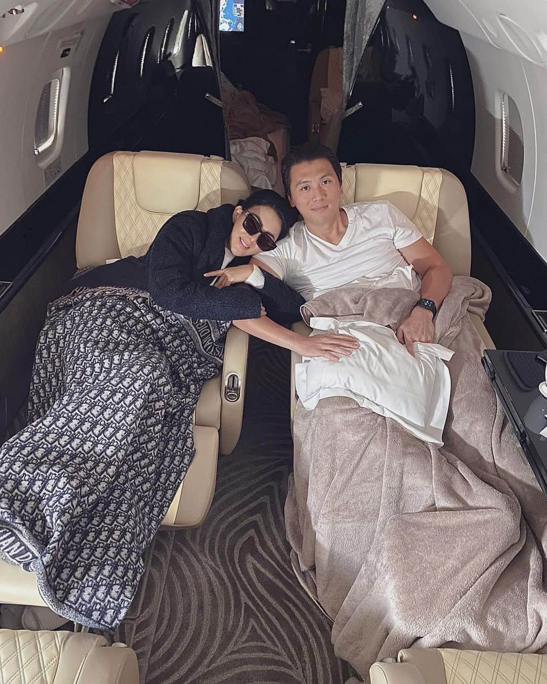 Syahriniさんのインスタグラム写真 - (SyahriniInstagram)「Up In The Air, In The Middle Of Manila And Shanghai To Japan !  ~ Pa “ RB “ Pulang Kampung ~  _________________𝓢𝓨𝓡 _______________  #PrincesSyahrini」12月20日 15時49分 - princessyahrini