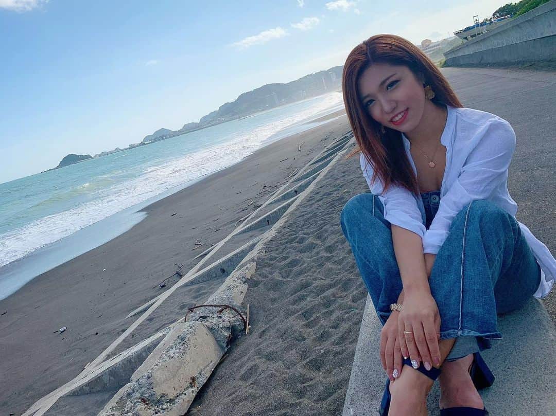 のインスタグラム：「毎日寒くて寒くて、余計に太陽を欲してます。🌞🥺 この間初めましてのお客様に一言目に『ハワイ好きでしょ！』って言われて笑ったなあ😂見た目に出てるらしい。笑 早くあったかくなって海に行きたい🐬🐬🏝🌺 . . お休みは地元に一瞬戻り、今日は身体のメンテナンスに💆‍♀️ どこに行っても1年のありがとうと『良いお年を』ですね😌 . . #夏が恋しい  #バーレスクヤバイ #バーレスクyavay  #バーレスク東京 #パリオン #セクシー #ショーガール #ショークラブ #ダンサー #バーレスク #エロカワ #モデル #ギャル #かきあげ女子 #夏ギャル #私服 #インスタ映え #旅の思い出 #セナ旅記録 #海 #デニムコーデ  #burlesquetokyo #burlesque #dancer #showgirl #instagood #private #dayoff #denim」