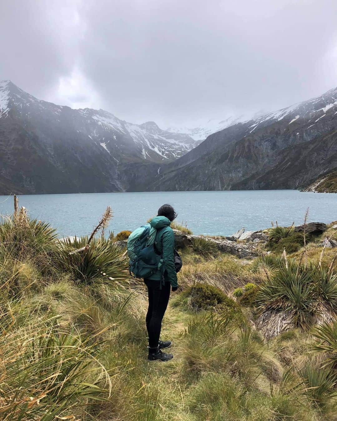 のインスタグラム：「Staff Picks for Summer (Part 2) – The Voyager 35L Pack (Swipe to see a more summery shot) Comfortable and spacious, the Voyager is the perfect pack for day hiking, commuting, or even short multi-day trips. . “This is the everyday pack I never knew I needed until I got it. The Voyager is super comfortable, durable and the 35L space means it’s super versatile for day trips in the mountains or when I’m travelling. I love how many pockets/compartments this pack has because I can keep things separate but know exactly where they are.” – Olivia, Marketing . . . #outsideisbetter #summeradventures @olivia.yee」