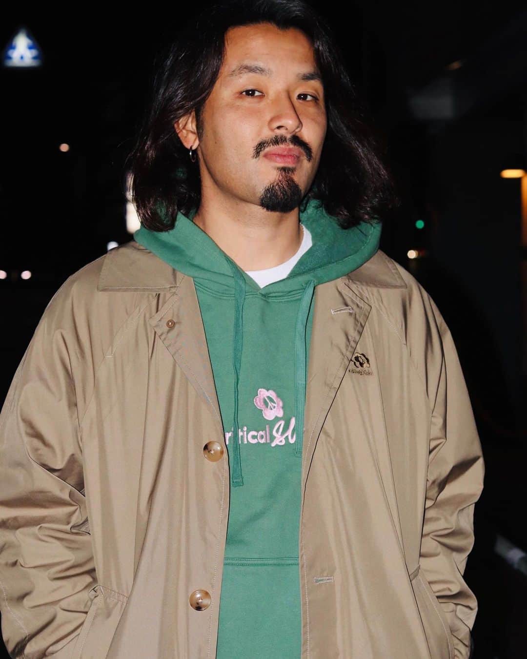 PORT of CALL Cafe&Store Tokyoのインスタグラム：「#pocdstyle﻿ -New Arrival-﻿ @tcss  👕Bloom Hoody﻿ (Black Plum,Dark Forest)﻿ 🧥Soutien Collar Coat﻿ (Beige,Black)﻿ Stocked @poc_daikanyama﻿ トレンドで欠かせないビッグシルエットを取り入れた"ステンカラーコート"﻿ Aラインがスタイリッシュでくずして着てもさまになるアイテム。🤔❄️✨﻿ インナーパーカーは今季カラーアイテムのおすすめ!﻿ シンプルなアウターでも暗くなりすぎずバランスのとれるカラーをチョイス👌👌﻿ #tcss #criticalslide #new #collection #portofcalldaikanyama #cafeandstore」
