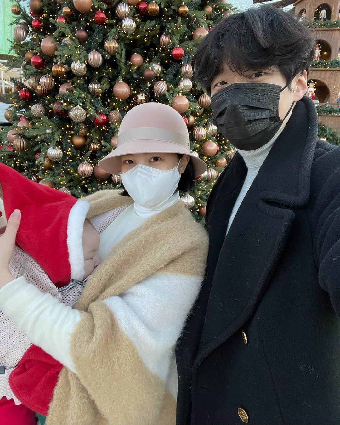 カン・ヘヨンさんのインスタグラム写真 - (カン・ヘヨンInstagram)「#가족사진 #미리크리스마스 🎄❤️ 빼꼼산타님 트리 구경시켜드리려고 큰맘 먹고 왔는데 쿨쿨 주무시구 어른 둘이서 신났어요?ㅋㅋㅋㅋㅋㅋㅋㅋㅋㅋ  #엄마아빠 #부부스타그램 #부부의세계 #애기엄마」12月20日 16時00分 - mangdoo_noona