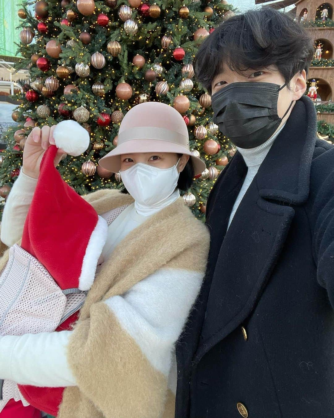 カン・ヘヨンさんのインスタグラム写真 - (カン・ヘヨンInstagram)「#가족사진 #미리크리스마스 🎄❤️ 빼꼼산타님 트리 구경시켜드리려고 큰맘 먹고 왔는데 쿨쿨 주무시구 어른 둘이서 신났어요?ㅋㅋㅋㅋㅋㅋㅋㅋㅋㅋ  #엄마아빠 #부부스타그램 #부부의세계 #애기엄마」12月20日 16時00分 - mangdoo_noona