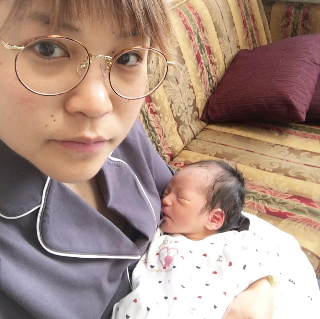 東里梨生さんのインスタグラム写真 - (東里梨生Instagram)「おかげさまで 金ちゃん 昨日で4歳になりました㊗️ わがままでかなりの気分屋だけど 元気に育ってくれて 母は嬉しい😊  このインスタを始めたきっかけは 私の妊娠だったので 今後も成長のご報告はこちらでささて頂こうかなと🙌  出産の時の記録や 発熱の時の記録も ここに残しておいてよかったなーと 思います。やっぱ細かいこととかは忘れちゃうんですよね 出産にかかった時間とかももう忘れちゃったもん笑  しかしもう4歳。早いなぁ。  まだまだ先の話だけど これから髭とか 生えるんだよねぇ  え〜 受け入れられるかな〜 とか考えてしまう笑  と思うと今の幼い可愛さは 今しかないんだから その時その時大事にしないとね😊  生まれた頃の 写真、色々見てたら 島田秀平兄が 手相の写真送って〜 て言ってくれて　 そん時撮った写真があった。  今思えば 生まれたたてでも手相ってしっかりあるのね〜 （そういえば 名前の画数も秀平兄の知り合いの先生方が見てくれて決定しました）  生年月日も運命数22らしくて、 最高なんだとか！👏  までも、先のことはわからないし とにかくこれからも 元気に健康に育ってくれたら よし‼️  どうぞこれからも温かく見守って頂けたら嬉しいです😊  #4歳 #男の子 #ドラえもん #鬼滅の刃 #トイストーリー  #キョウリュウジャー #アバレンジャー #ニンニンジャー が好きだそうです いつの戦隊モノやねん笑  ⭐︎補足 金太郎は 本名じゃありません笑」12月20日 16時11分 - aizatorio_yanawaraba