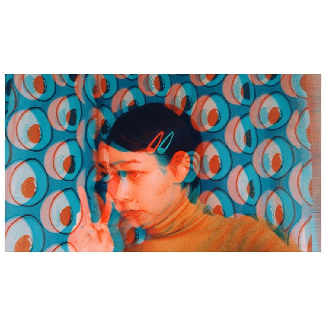 神崎れなのインスタグラム：「物を減らしたい欲が今すごいです😳やはり生活するにあたって物が少ない方が楽なのがわかるとさらに減らしたくなります。けどそれと同時に新しく生活環境が変わり前より物が増え、今どれが自分に合うのか合わないのかを模索してるところでもあるので多少なりとものが増えつつあります。 年末までにその中で必要でなかった物たちをしっかりお別れしたいと思います。 きっともっと楽に生活できる方法がある気がしてます。  （収納ボックスは中途半端に物を溜め込んでしまうので良くないことがわかりました👀）  #プチ大掃除 #2020 #少ない物ですっきり暮らす  #家事の負担を減らす #自分の時間を作る #結果的に頭もスッキリ #するであろうと思っている #繊細さん #めんどくさがり屋さん #そんな #26歳 #女」