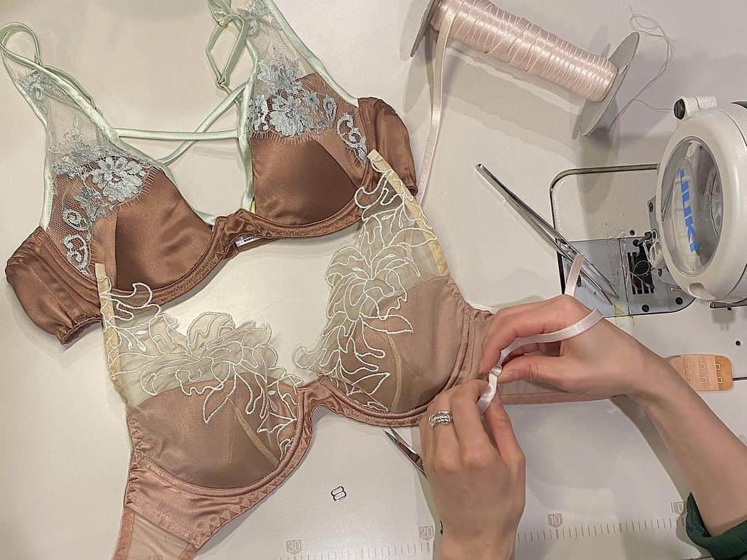 Chiyono Anneさんのインスタグラム写真 - (Chiyono AnneInstagram)「Finishing up those last 2020 orders👌🏻🪡✨  #chiyonoanne #atelier #bespoke #lingerie」12月20日 16時10分 - chiyono_anne