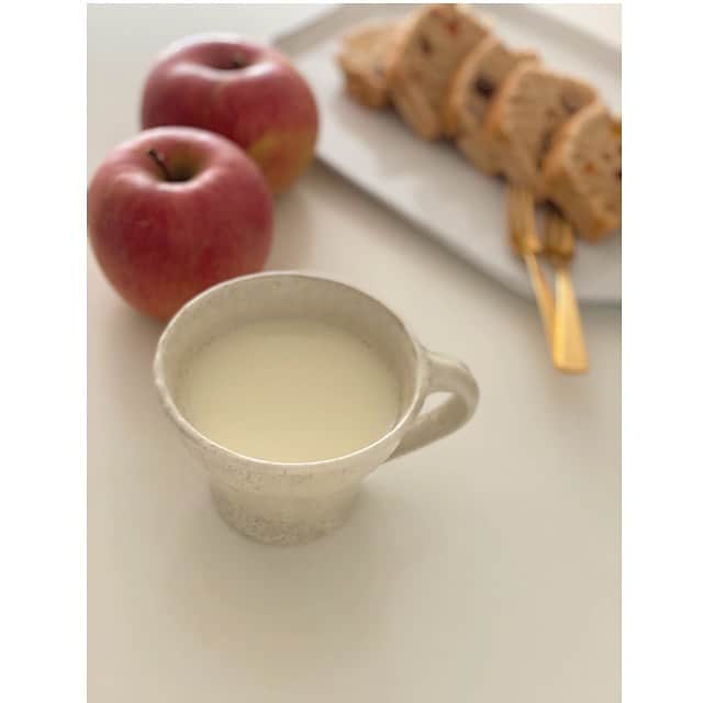 前田ゆかのインスタグラム：「美味しいりんごがたくさん届いたので豆乳にりんごを入れていただきます♪ 1日2回の毎日の習慣。夕方飲むとまた元気になるんです☺️  先日、ヘアーメイクの @miwa_ozawa さん主宰するポップアップストア  @fruitful.tokyo へ行ってきました。 セレクトショップでは地球に優しい製品、スキンケア、フードなど実和さんオススメの製品が揃ってました。  この機会にと自分へ欲しかった炭酸マスクと有機農園で作られたオリーブオイルを購入✨  最後にいただいた🍎りんごが爽やかな酸味と甘さでとても美味しかったので追加で注文☺️昨日たくさん届きました✨  お買い物して支援金に。 売り上げの一部を災害支援金に寄付する活動を継続されてます✨  セレクトショップ#fruitful は ネットでも購入出来ますよ！  #fruitfultokyo #fruitfarm #復興支援 #小澤実和　さん #中村農園 #おからのパウンドケーキ」