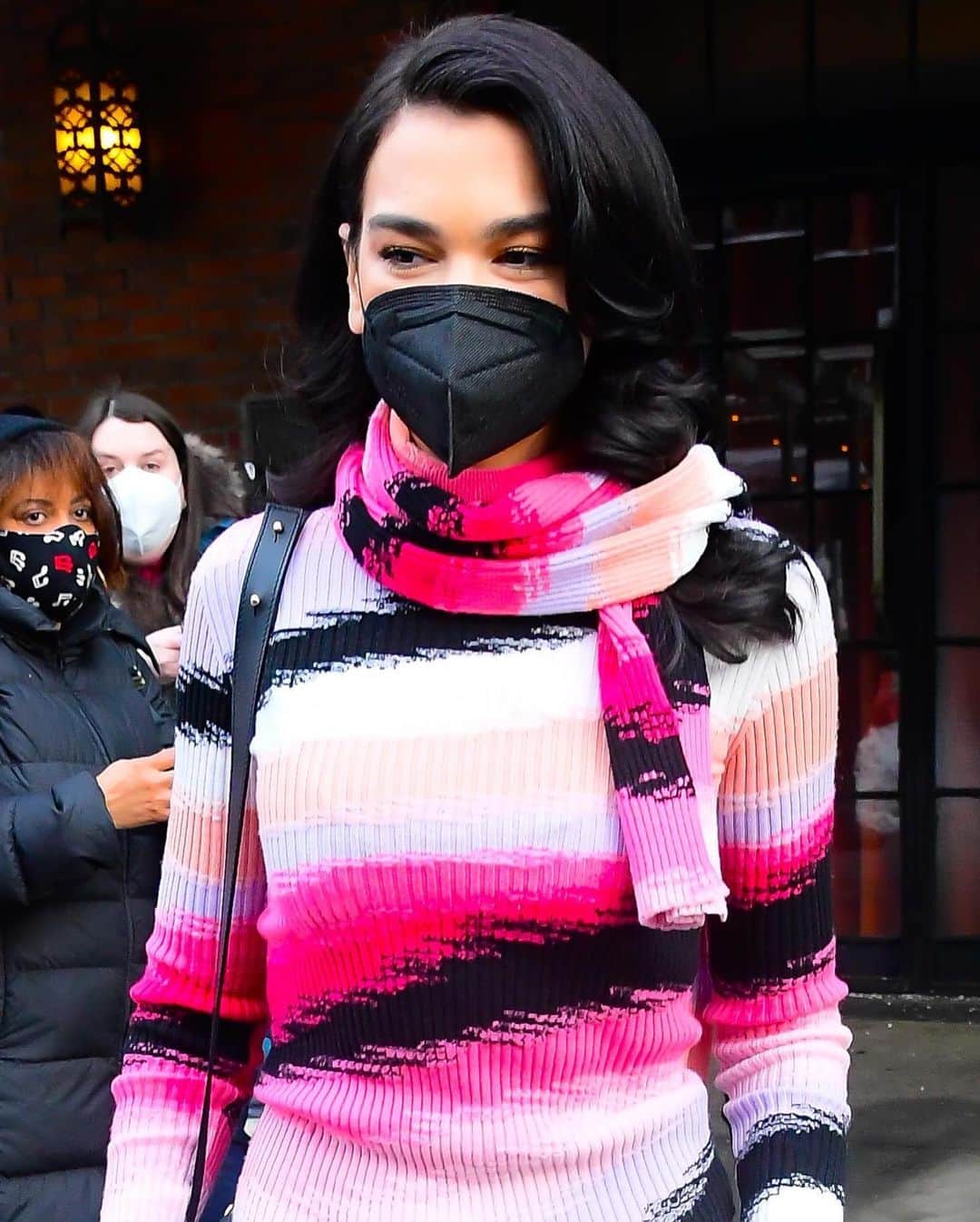 Just Jaredさんのインスタグラム写真 - (Just JaredInstagram)「@dualipa makes her way out of her hotel while heading to rehearsals ahead of her @nbcsnl performance! #DuaLipa Photos: Getty」12月20日 16時15分 - justjared