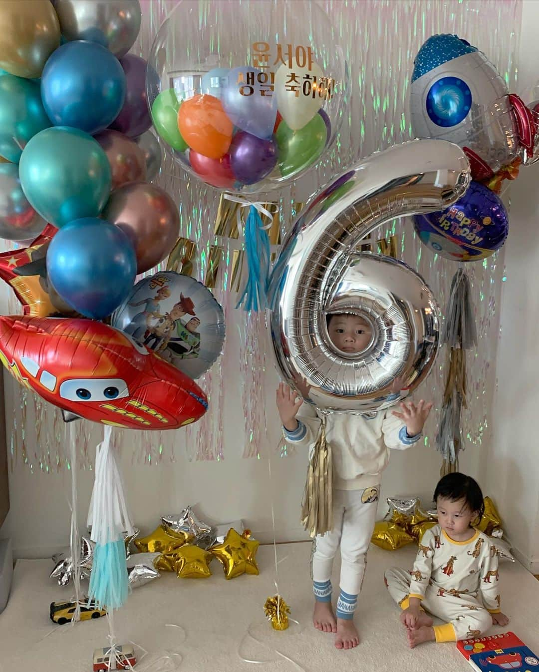 イ・ヒョニさんのインスタグラム写真 - (イ・ヒョニInstagram)「윤서 생일파티🎉 윤서의 생일은 12/24 크리스마스 이브인데요~ 매년 크리스마스에 묻혀서  생일파티를 제대로 못 해준것 같아서  올해는 미리 앞당겨 생일파티를 해줬어요.  며칠동안 고민해서 풍선 고르고  오전 내내 몇시간동안 꾸몄는데  시크한 윤서는 “우와!” -끝- 그리고는 “내 텐트 어디로 치웠어?!!!” (원래 텐트 있던 자리...) 😢 그래도 좋다고 하루종일 저기를 떠나지 않는 걸 보니  뿌듯하고 기분이 참 좋네요🥰  유치원에서 친구들과 생일파티도 못하고  가족끼리 축하했지만  그래도 오늘 “아주 최고👍🏻” 였다는 윤서😍 윤서 생일 핑계로 저도 오랜만에 기분전환 했어요  우리에게 와줘서 정말 고마워 윤서야😘❤️」12月20日 16時28分 - lee.hyunyi