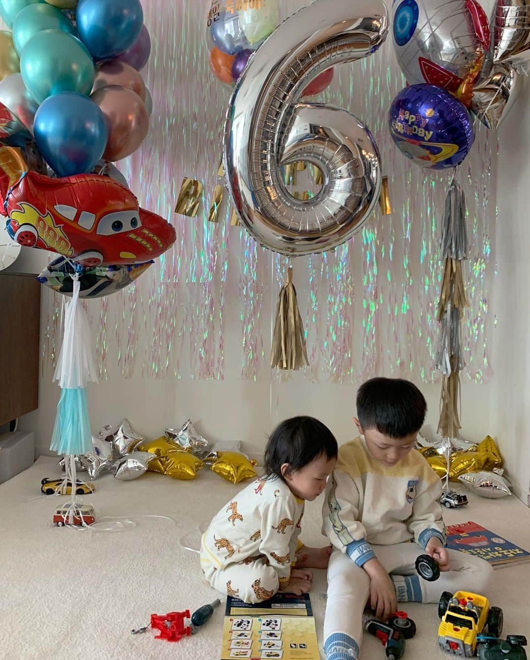 イ・ヒョニさんのインスタグラム写真 - (イ・ヒョニInstagram)「윤서 생일파티🎉 윤서의 생일은 12/24 크리스마스 이브인데요~ 매년 크리스마스에 묻혀서  생일파티를 제대로 못 해준것 같아서  올해는 미리 앞당겨 생일파티를 해줬어요.  며칠동안 고민해서 풍선 고르고  오전 내내 몇시간동안 꾸몄는데  시크한 윤서는 “우와!” -끝- 그리고는 “내 텐트 어디로 치웠어?!!!” (원래 텐트 있던 자리...) 😢 그래도 좋다고 하루종일 저기를 떠나지 않는 걸 보니  뿌듯하고 기분이 참 좋네요🥰  유치원에서 친구들과 생일파티도 못하고  가족끼리 축하했지만  그래도 오늘 “아주 최고👍🏻” 였다는 윤서😍 윤서 생일 핑계로 저도 오랜만에 기분전환 했어요  우리에게 와줘서 정말 고마워 윤서야😘❤️」12月20日 16時28分 - lee.hyunyi