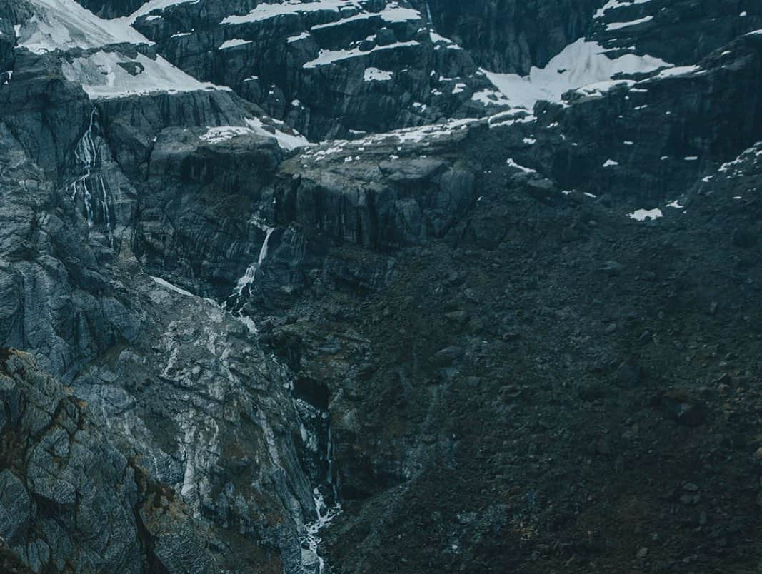 マイケル・ドーソンさんのインスタグラム写真 - (マイケル・ドーソンInstagram)「That view - What a backdrop 🤙 Epic spot to enjoy some kai and chill a little after a hearty descent down to Lake Williamson with the legendary alpine bro @alexhillary 🙌 Loving these good days out in the backcountry!   #newzealand #exploreyourbackyard #westcoastnz #westcoast #happydays #travel #explore #radixnutrition #fuelyouradventure」12月20日 16時24分 - mrmikedawson