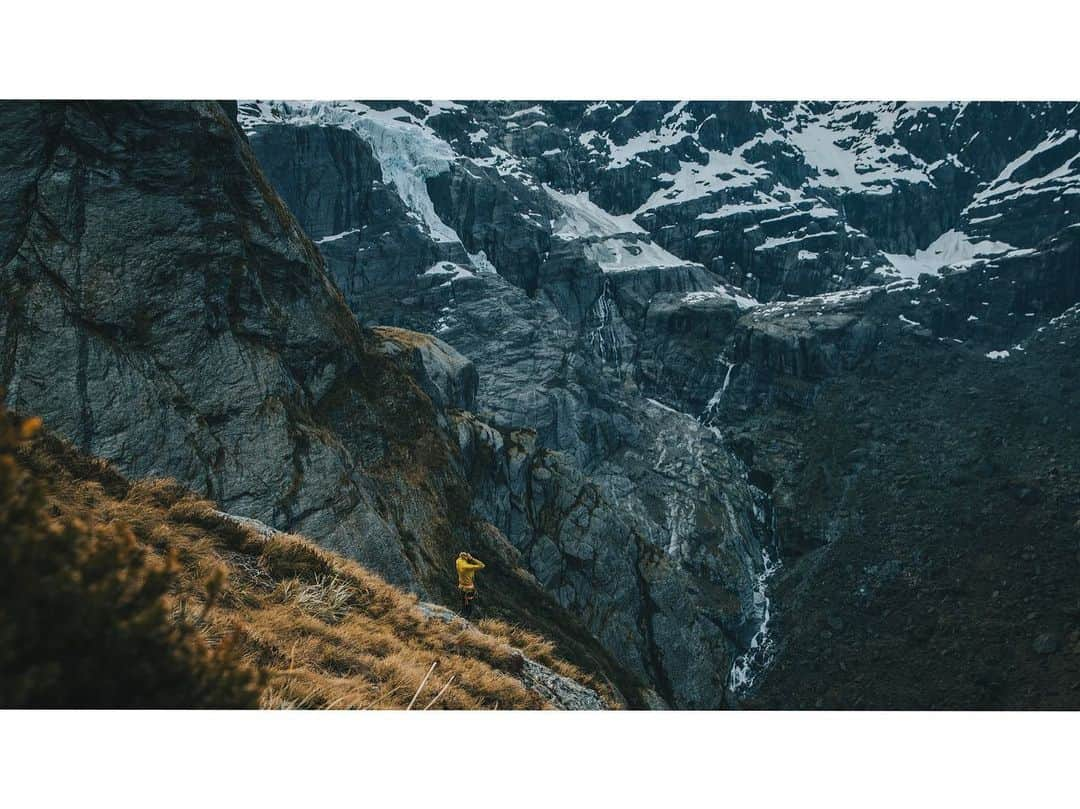 マイケル・ドーソンさんのインスタグラム写真 - (マイケル・ドーソンInstagram)「That view - What a backdrop 🤙 Epic spot to enjoy some kai and chill a little after a hearty descent down to Lake Williamson with the legendary alpine bro @alexhillary 🙌 Loving these good days out in the backcountry!   #newzealand #exploreyourbackyard #westcoastnz #westcoast #happydays #travel #explore #radixnutrition #fuelyouradventure」12月20日 16時24分 - mrmikedawson