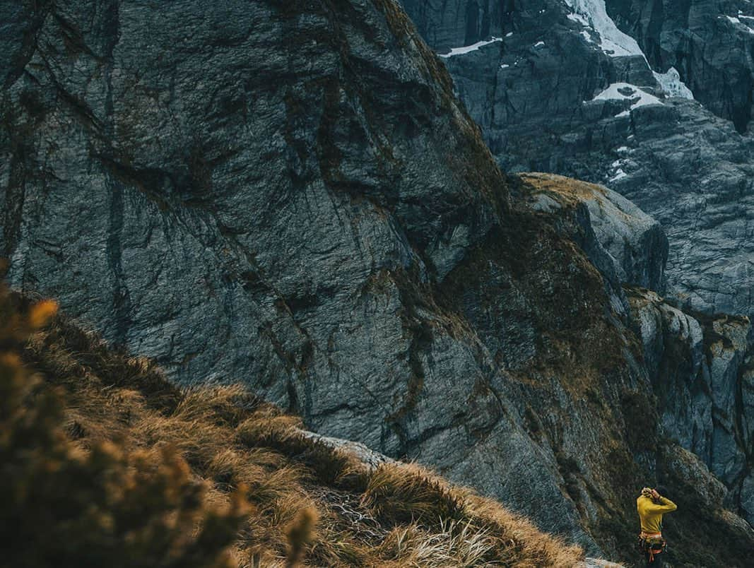 マイケル・ドーソンさんのインスタグラム写真 - (マイケル・ドーソンInstagram)「That view - What a backdrop 🤙 Epic spot to enjoy some kai and chill a little after a hearty descent down to Lake Williamson with the legendary alpine bro @alexhillary 🙌 Loving these good days out in the backcountry!   #newzealand #exploreyourbackyard #westcoastnz #westcoast #happydays #travel #explore #radixnutrition #fuelyouradventure」12月20日 16時24分 - mrmikedawson