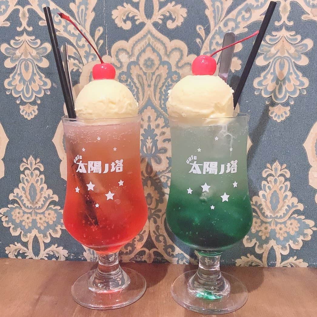 のインスタグラム：「大阪・中崎町にある太陽ノ塔☀️ レトロかわいい店内はすごく落ち着くの✨ ・ この日は大好きなクリームソーダを頼んだよー🥰 他にも色んな味があったから もっとたくさん並べて飲みたかった😂💓 ・ #太陽ノ塔greenwest #太陽ノ塔  #大阪カフェ #大阪グルメ #中崎町カフェ #中崎町グルメ #梅田カフェ #梅田グルメ #関西カフェ巡り #北区カフェ #カフェ巡り好きな人と繋がりたい  #関西グルメ #おいしいもの好きな人と繋がりたい #カフェ活 #おすすめカフェ #食欲の秋 #カフェ女子 #クリームソーダ #レトロカフェ」