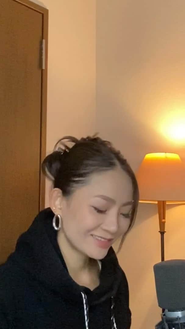 宮本美季のインスタグラム：「2020年クリスマスライブはLDHキッチンから無観客配信ライブ！！  大谷愛(Pf)と瀬川千鶴(Gt)とともに女子によるクリスマスライブをお届けしちゃいまーす❤️ 是非みてねー！！  mahocast.com/mikimiyamoto/」