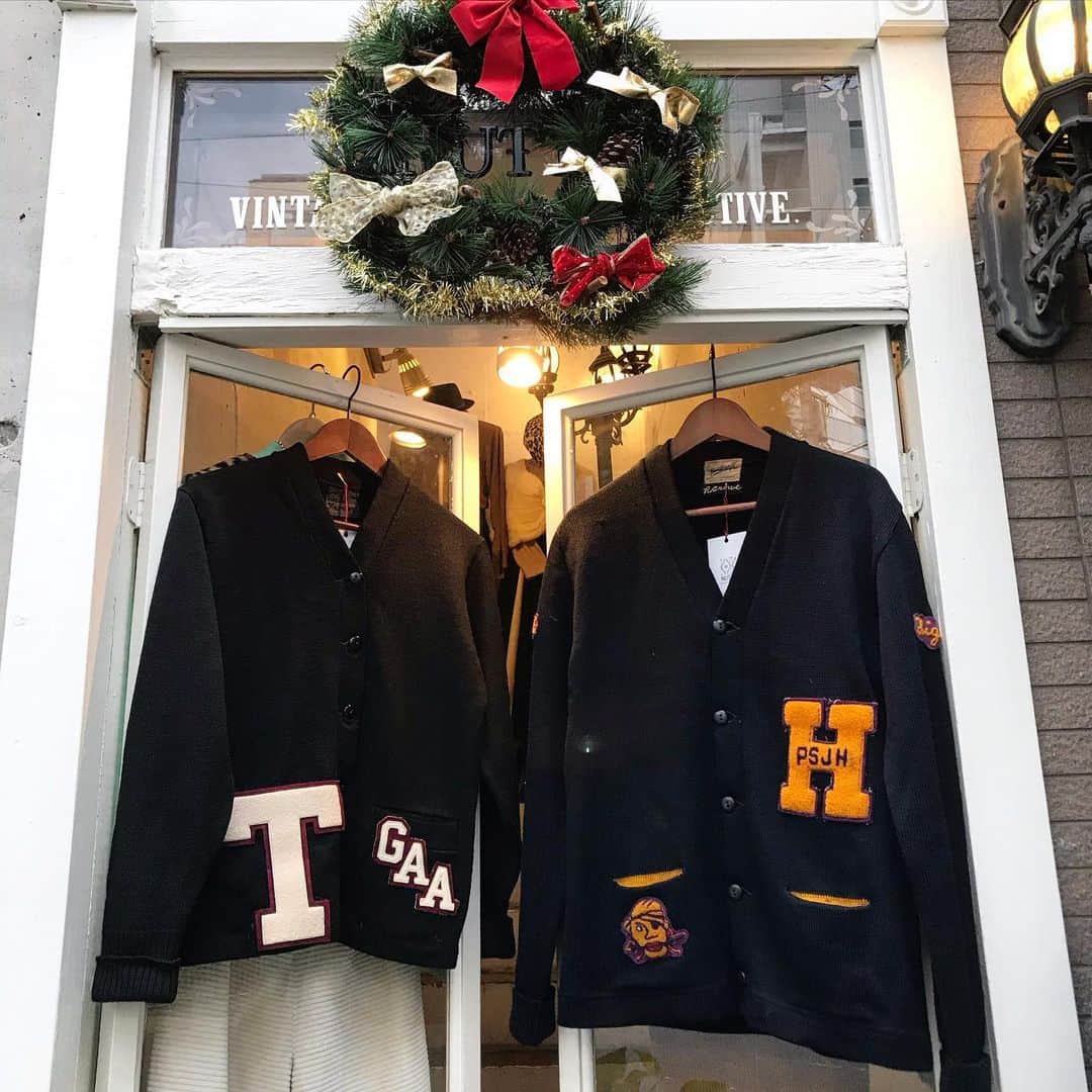 NUTTY Vintage&Collectibleのインスタグラム：「NUTTY堀江本店  🇺🇸NEW ARRIVAL🇺🇸 from U.S.A  ☑︎ vtg 50s letterd cardigan  定番のレタードカーディガンもBLACKを選べばシックなコーディネートが完成します。海賊ワッペンがポイントのletterd"H"と後染めながら綺麗なブラックにホワイトが鮮やかなletterd"T" vtgなカップルコーディネートにもおすすめです  #letterdcardigan #letterd #vintage #vintagecardigan #vintagefashion   バイヤー選りすぐりの アメリカより買い付けたばかりのNEWアイテムは メンテナンス後、順次お出ししております！  SNS掲載アイテムは通販も可能ですので お気軽にお問い合わせ下さい💌  NUTTYで今冬のお洒落を お楽しみいただけますように…♡ ㅤㅤㅤㅤㅤㅤㅤㅤㅤㅤㅤㅤㅤ 💌DMからも通販承ります💌  ------------------------------------ 🛍NUTTY通販について🛍 ------------------------------------- ＜ONLINE STORE＞ VINTAGE▶︎http://nutty.theshop.jp/ USED SELECT▶︎https://nuttyselect.official.ec/ （プロフィールページURLよりjump🕊） ㅤㅤㅤㅤㅤㅤㅤㅤㅤㅤㅤㅤㅤ ＜VIDEO CHAT SHOPPING＞ テレビ電話をお繋ぎして、リアルタイムでご案内いたします。詳細は過去の投稿をご覧ください。」