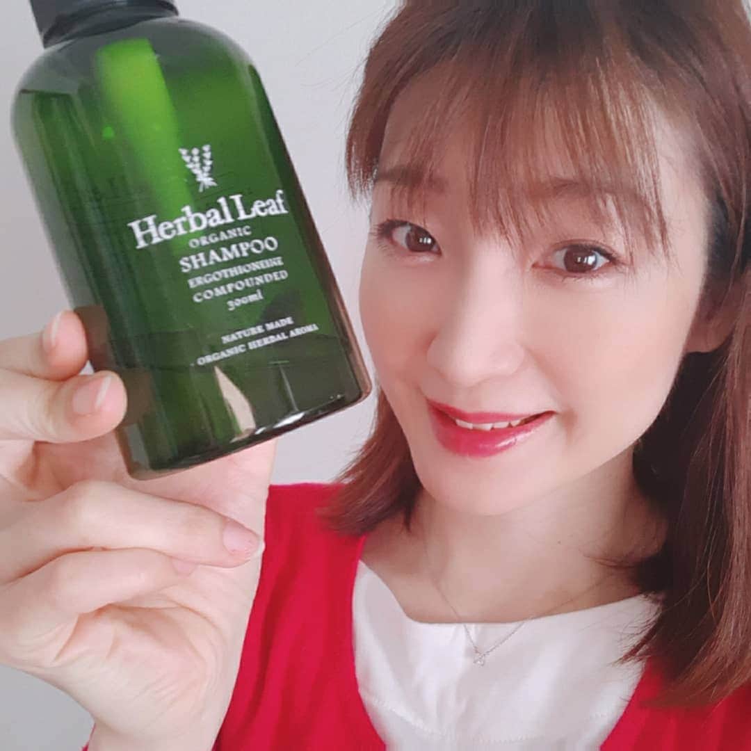 のインスタグラム：「【敏感肌の方にもおすすめのオーガニックシャンプー】  アンバサダーをつとめさせてもらっている炭酸パックpururyと同じ会社のオーガニックシャンプー「ハーバルリーフ」🍀  奈良の企業なのですよ～❤  天然由来成分100%だから、敏感肌の方にもおすすめ！  私もかなり使い込んでいます😆←気がつけば残り少なかった💦  泡立ち良くやさしく洗い上げて、洗い上がりはしっとりとハリ、コシのある髪へ😊  年齢と共に髪へのお悩みも増えてくるけれど、このシャンプーは素直な髪になってくれる感じ。  香りも良くってお気に入りです❤️  @utukcia   #ハーバルリーフ #HerbalLeaf #シャンプー #オーガニック #オーガニックシャンプー #ボタニカル #ボタニカルシャンプー #ノンシリコン #アミノ酸 #弱酸性 #低刺激 #敏感肌 #マタニティマーク #ウツクシア #monipla #utukcia_fan #藤原宏美 #美容 #美 #beauty #美髪ケア #美髪 #お花のある暮らし #生花が好き」