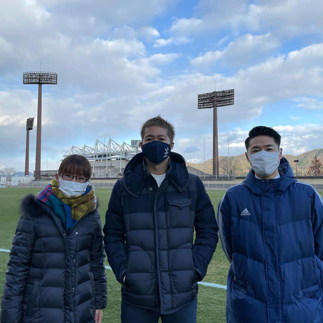 森崎浩司さんのインスタグラム写真 - (森崎浩司Instagram)「天皇杯5回戦⚽️  福井ユナイテッドFC   vs 福山シティFC  今シーズン最後となる解説の仕事をさせていただきました❕  福山シティFCは天皇杯に初出場ながら、見事な戦いぶりで今日の試合でも3-0で完勝し、目標でもあったJクラブとの対戦が次のベスト8進出によって実現します⚽️  天皇杯の舞台で勝ち進むにつれて、チームとして成長しているのが今日の試合でも感じられたNICEなゲームでした⚽️  #福井ユナイテッドFC #福山シティFC #実況 #江本一真 #ピッチレポーター #掛本智子  #解説 #森崎浩司 #スカパー」12月20日 16時40分 - koji.morisaki77