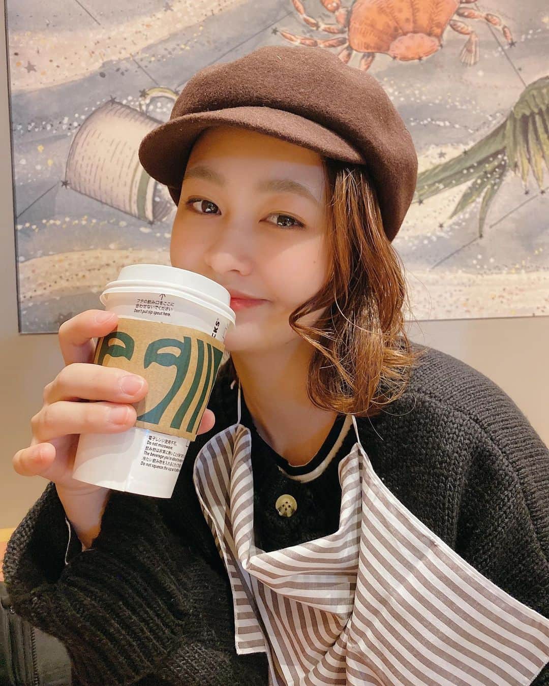 のインスタグラム：「﻿ ﻿ ﻿ ﻿ ﻿ ﻿ ﻿ ﻿ ﻿ 「ハンカチエプロン」 @koncent_shop﻿ ﻿ ﻿ 「お気に入りの服に気を遣わず食事を楽しみたい！！」﻿ というお客様の声からうまれた『ハンカチエプロン』﻿ その名の通り「ハンカチ」としても﻿ 「エプロン」としても使うことができる🍴💕﻿ ﻿ 食事の席で取り出して﻿ ハンカチについている紐を首に通し﻿ 長さを調整するとあっという間にエプロンに変身﻿ 浸透しにくい生地を採用しているため﻿ パスタやラーメンなどの油分のとび散りも﻿ しっかり受け止めてくれて大切なお洋服を守るよ❗﻿ ﻿ ハンカチとしての機能を損なわないように﻿ 素材と仕様にこだわりデザイン﻿ そしてお食事以外のシーンでも使える！﻿ ﻿ カラーは﻿ プレーンなベーシックカラーと﻿ カジュアルなストライプの7色展開🌈﻿ 普段着にも おしゃれ着にも 合わせやすい色合い﻿ ﻿ Gotoキャンペーンなどで﻿ 外食の機会が徐々に増えた！という方も多いと思います﻿ ハンカチエプロンがあることで﻿ 大好きなお洋服と一緒にお料理をさらに楽しく﻿ 過ごしたい方に是非おすすめします。﻿ ﻿ ﻿ 私は仕事の休憩中に使用します。﻿ 制服が白なので汚さないように☺️❤﻿ ﻿ ﻿ 「KONCENT ハンカチエプロン」で検索🔎してね﻿ HP:https://koncent.jp/?pid=151677814﻿ ﻿ ﻿ ﻿ #ハンカチ #ハンカチエプロン #外食 #カフェ #レストラン #お洋服 #汚さない #汚れ #pr #インフルエンサー #インスタグラマー #ena_pi」