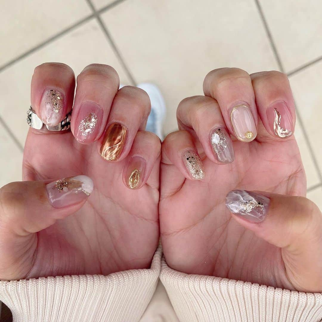 haruru0724さんのインスタグラム写真 - (haruru0724Instagram)「. new nail💅 . . 今年最後のネイル🥺💓 今回もすごく可愛くてお気に入り💜 これでクリスマスも年末年始も過ごすから、 キラキラ多めにしてもらった✨ @mayu_nailsalon_elsa さん いつもありがとうございます！ 来年も楽しみ❤️❤️ . . . #本八幡ネイルサロンエルサ #本八幡 #本八幡ネイルサロン #市川 #自爪育成 #深爪 #船橋 #市川ネイルサロン #ネイル #ジェルネイル #東京ネイルサロン #ネイルデザイン #ネイル💅 #ネイル好き #ネイル好きな人と繋がりたい #ショートネイル #ネイルデザイン2020 #シンプルネイル #ネイル好きな人と繋がりたい #ママコーデ #手元くら部 #mamagirl #locari #アシメネイル #アシンメトリーネイル #ニュアンスネイル #ニュアンスネイルデザイン #haruru0724_nail」12月20日 16時55分 - haruru0724