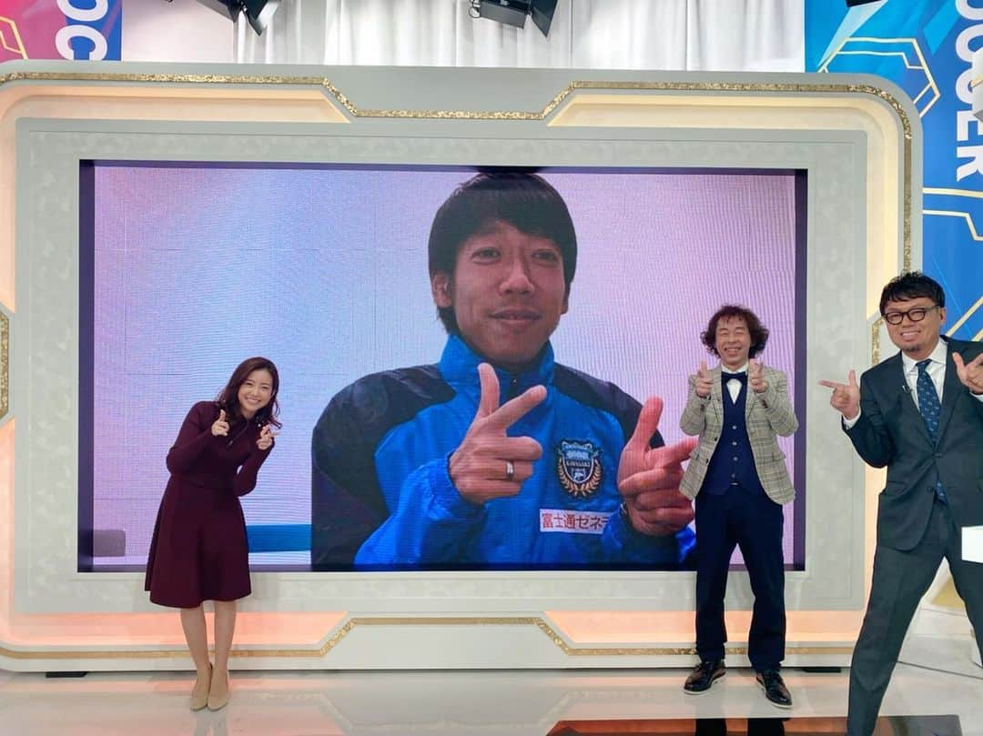 中川絵美里さんのインスタグラム写真 - (中川絵美里Instagram)「⚽️﻿ 今日で2020シーズンリーグ戦、 全カテゴリーの日程が終了しました👏﻿  2月に開幕を迎えてから予期せぬ事態があり、全てが異例のシーズンとなりましたが…こうして無事に終えることができ、関係者の皆さん医療従事者の皆さんに感謝の気持ちでいっぱいです！！﻿ この状況でも試合をみられることの有り難さを感じたと同時に、やっぱり両チームのサポーターの応援で揺れるスタジアムの空間が大好きなのでそんな日常が早く戻ってほしいという思いも募りました。﻿ 兎にも角にも過密日程&難しい状況の中、 皆さま大変お疲れ様でした🙇‍♀️﻿ ﻿ 昨日は年内最後のJタイム📺﻿ 今季限りで引退される中村憲剛選手もリモートで出演されました✨コロナ対策もあってリモートという形でしたが、冒頭に音声トラブルがあり、憲剛選手そして視聴者の皆さまにご不便をおかけしました。﻿ ですがシーズンを終えたばかりの憲剛選手の声をお届けできたり、森岡さん&平畠さんのスペシャルなお話もたくさん聞くことができて年内最後に相応しい楽しい放送でした😌﻿ ﻿ 今週、天皇杯の収録が二日間あるのでまだまだ最後という感じはないですが、ひとまずありがとうございました！﻿ ﻿  #nhk#jリーグタイム#最終節 #中村憲剛 選手#平畠啓史 さん#森岡隆三 さん #衣装#onepiece#tedbaker」12月20日 16時51分 - emiri_nakagawa