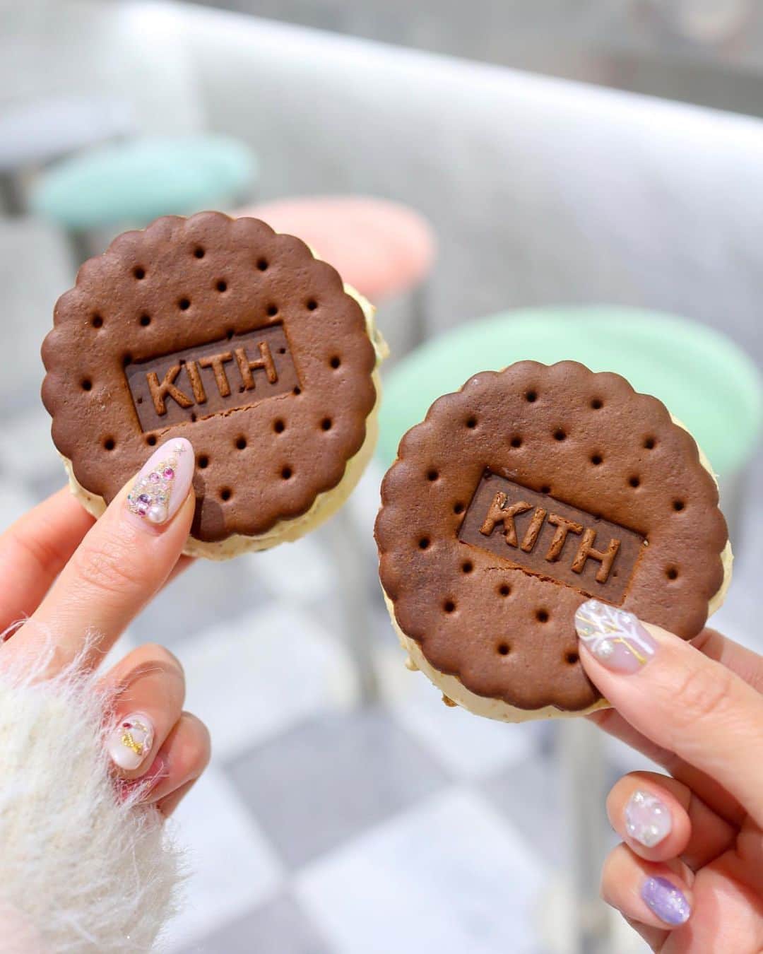RETRIP<リトリップ>グルメのインスタグラム：「【RETRIP×東京】 こちらは東京・渋谷にある「KITH(キス)」です。渋谷の新スポット宮下パークにあるこちら。とっても可愛らしいアイスクリームサンドをいただくことができます！チョコミント味でシリアルのザクザク感もあり、食べ応えのあるアイスクリームサンドイッチ。2020年の〆に今年のトレンドスイーツを堪能してみては？💕 . RETRIPでは「おでかけ」に関する様々な情報を発信しています。ぜひ他のアカウントもチェックしてください！ . @retrip_nagoya_ 名古屋の話題のカフェを紹介 @retrip_osaka_ 大阪のおでかけグルメスポットを紹介 @retrip_kyoto_ 京都のおでかけスポットを紹介 @retrip_fukuoka_ 福岡のおでかけグルメスポットを紹介 @retrip_hokkaido_ 北海道のおでかけスポットを紹介 @retrip_korea_ 韓国の話題のカフェを紹介 @retrip_news 最新のおでかけ情報を紹介 @retrip_nippon 日本の絶景を紹介 @retrip_global 海外の絶景を紹介 @retrip_gourmet 全国の話題のスイーツを紹介 @retrip_dinner 全国の話題のごはんを紹介 @retrip_cafe 全国のおしゃれなカフェを紹介 . ▼RETRIP[リトリップ]のアプリは AppStore、GooglePlay「リトリップ」で検索！ プロフィールのURLからもダウンロードできます。 . photo by  @maki_1129__ . . #retrip #retrip_ui #キストリーツ #渋谷グルメ #渋谷カフェ #宮下パーク #チョコミン党 #アイス部 #カフェ好きな人と繋がりたい #スイーツ好きな人とつながりたい #グルメ好きな人と繋がりたい #グルメ好き #グルメ好きと繋がりたい #スイーツ部 #カフェ部」