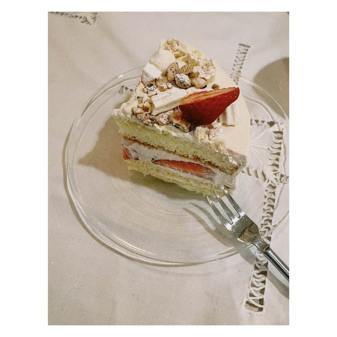 野尻美穂さんのインスタグラム写真 - (野尻美穂Instagram)「贅沢カット🍰☺️ 沢山で集まれないから少人数で🥺  @yukikoshinmura  @shinmurac  @hidaka_masayuki  #ごちそうさまでした😋 #クリスマスケーキ」12月20日 17時03分 - miho_cocoa