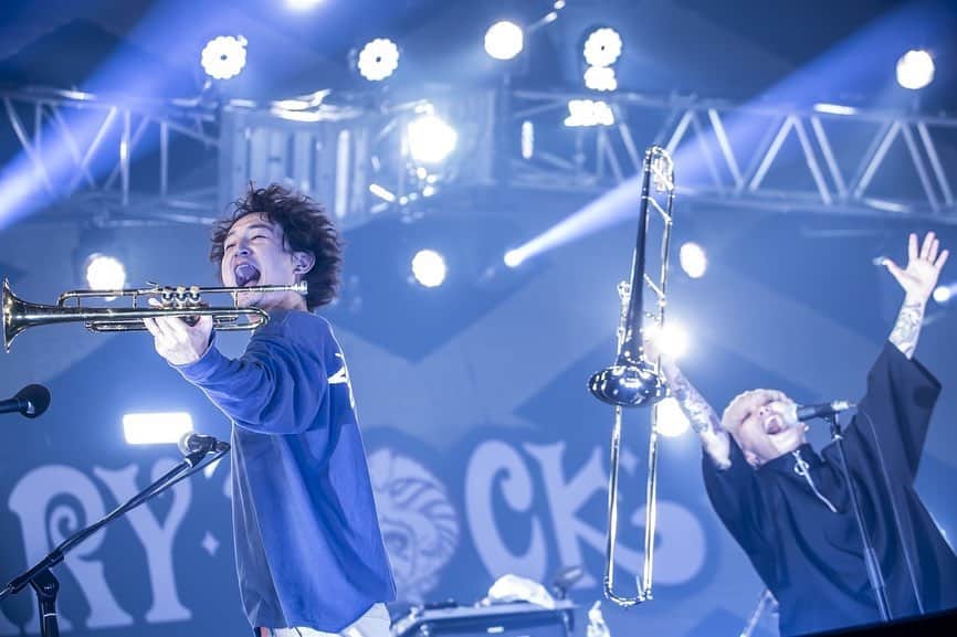 KEN IIKAWAさんのインスタグラム写真 - (KEN IIKAWAInstagram)「MERRY ROCK PARADE 2020 at ポートメッセなごや . 当たり前のことを言います やっぱりライブって最高です . 俺たちの熱量とお客さんの熱量がその場でぶつかって合わさってこそがライブですよ . 昨日も暴れたくて声出したくてウズウズしてるお客さんがたくさん見えました . 守らなきゃならないガイドラインの中でもそういう、ウズウズ、モヤモヤしてる人を目にすると、こっちもテンションあがる さっき言ったような熱量のやり取りが成立してるわけです . その熱量をオレたちに送ってくれたお客さん一人一人にありがとうと言いたい たった35分だったけどすげー楽しかった🔥 . 早く前みたいに近い距離で、ライブハウスの中でライブがやりてーぜ！ . photo by @hayachinphoto  #trumpet #trumpeter #trumpetplayer」12月20日 17時01分 - keniikawa