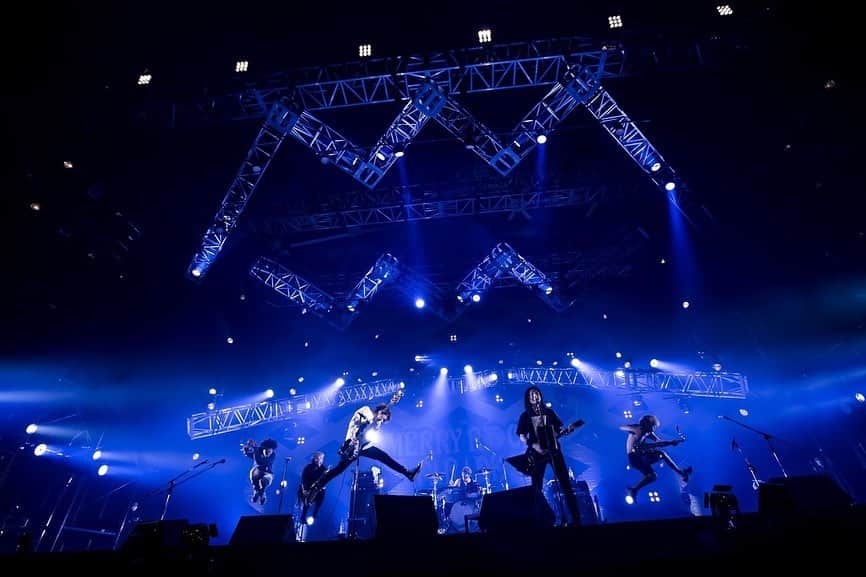KEN IIKAWAさんのインスタグラム写真 - (KEN IIKAWAInstagram)「MERRY ROCK PARADE 2020 at ポートメッセなごや . 当たり前のことを言います やっぱりライブって最高です . 俺たちの熱量とお客さんの熱量がその場でぶつかって合わさってこそがライブですよ . 昨日も暴れたくて声出したくてウズウズしてるお客さんがたくさん見えました . 守らなきゃならないガイドラインの中でもそういう、ウズウズ、モヤモヤしてる人を目にすると、こっちもテンションあがる さっき言ったような熱量のやり取りが成立してるわけです . その熱量をオレたちに送ってくれたお客さん一人一人にありがとうと言いたい たった35分だったけどすげー楽しかった🔥 . 早く前みたいに近い距離で、ライブハウスの中でライブがやりてーぜ！ . photo by @hayachinphoto  #trumpet #trumpeter #trumpetplayer」12月20日 17時01分 - keniikawa