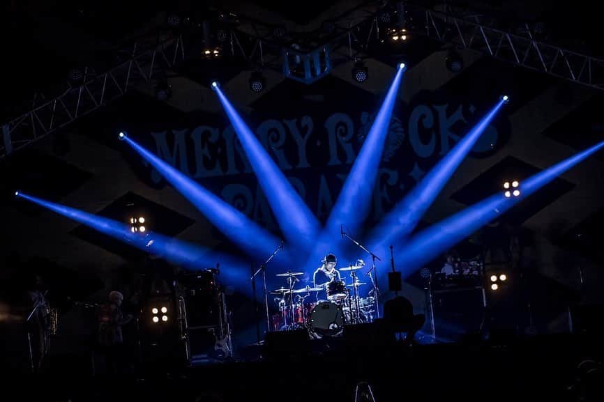 KEN IIKAWAさんのインスタグラム写真 - (KEN IIKAWAInstagram)「MERRY ROCK PARADE 2020 at ポートメッセなごや . 当たり前のことを言います やっぱりライブって最高です . 俺たちの熱量とお客さんの熱量がその場でぶつかって合わさってこそがライブですよ . 昨日も暴れたくて声出したくてウズウズしてるお客さんがたくさん見えました . 守らなきゃならないガイドラインの中でもそういう、ウズウズ、モヤモヤしてる人を目にすると、こっちもテンションあがる さっき言ったような熱量のやり取りが成立してるわけです . その熱量をオレたちに送ってくれたお客さん一人一人にありがとうと言いたい たった35分だったけどすげー楽しかった🔥 . 早く前みたいに近い距離で、ライブハウスの中でライブがやりてーぜ！ . photo by @hayachinphoto  #trumpet #trumpeter #trumpetplayer」12月20日 17時01分 - keniikawa