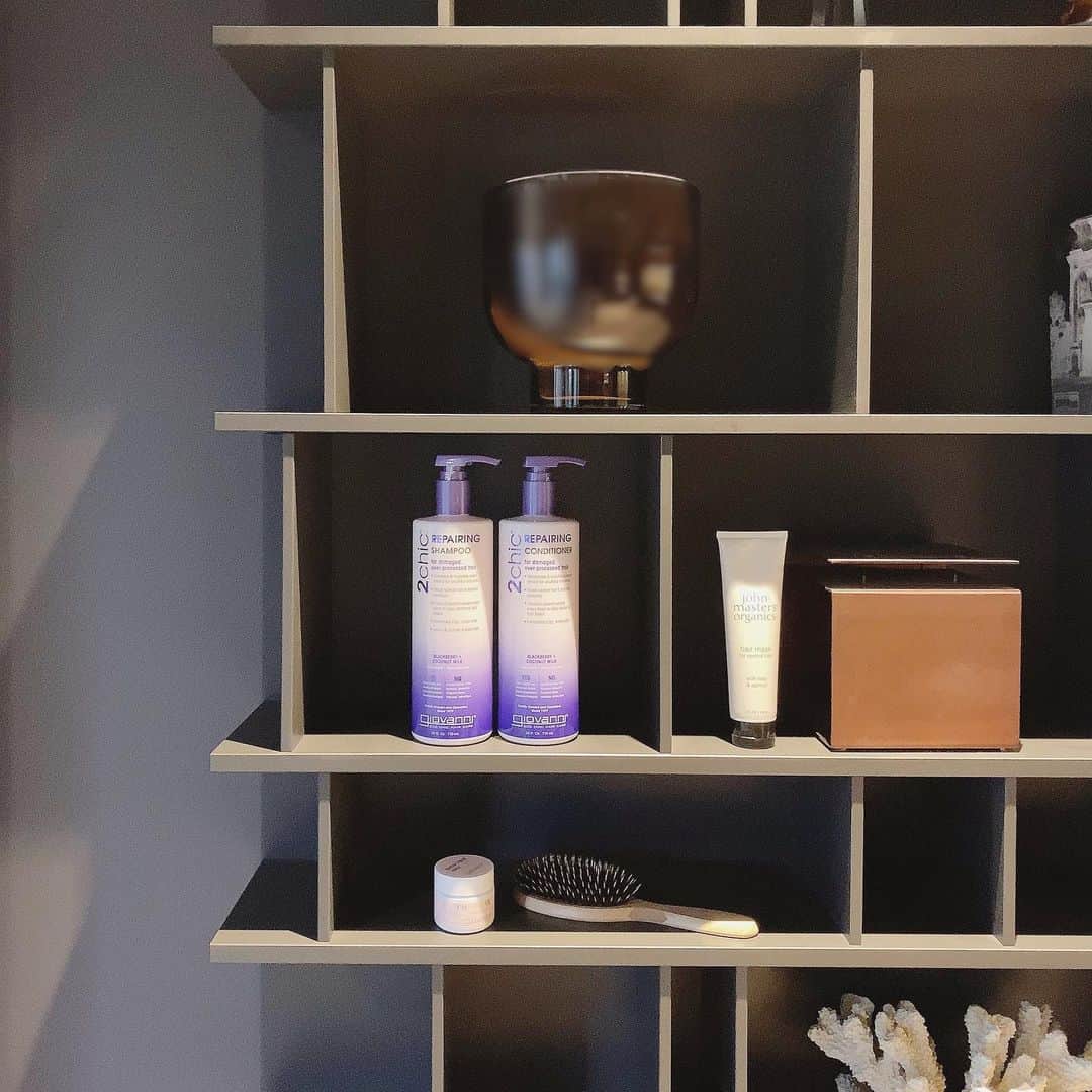 石黒美帆のインスタグラム：「*﻿ Cosme Kitchen代官山でお買い物🌿﻿ ﻿ ﻿ giovanniとjohn masters organicsのPOP UP STOREがオープンしてました😍﻿ ﻿ ﻿ ジョヴァンニはコスキチヘアケア部門売上NO.1♡12/31まで数量•期間限定でビッグボトルが出ていると聞いて、さっそくダメージケアしつつしっとりするシリーズを購入🤲代官山店限定のキットもありました😊﻿ ﻿ ﻿ 他にもお姉さんオススメのブラシや、チェリーブロッサムのヘアワックス、john masters organicsのヘアマスクも❀﻿ ﻿ ﻿ john masters organicsはコスキチ初の取り扱い☺️POPUP期間中限定でWinterコフレが代官山本店とECのみで買えちゃいます。﻿ 普段取り扱いのないラインナップも揃ってますよ〜♡﻿ ﻿ ﻿ レジ右側のゾーンが全てgiovanni &john masters organics製品になっていて見てるだけでも楽しかった🥰﻿ ﻿ ﻿ ﻿ ﻿ @cosmekitchen @giovanni_japan @johnmastersorganics_japan @cosmekitchen_daikannyama ﻿ #giovanni#johnmastersorganics#コスメキッチン#cosmekitchen#ジョヴァンニ#ジョンマスターオーガニック#コスメキッチン代官山#コスキチ#シャンプー#ダメージケア#美容#代官山#コスメレポ#スリーキーブラシ#vocest#cosmetics」
