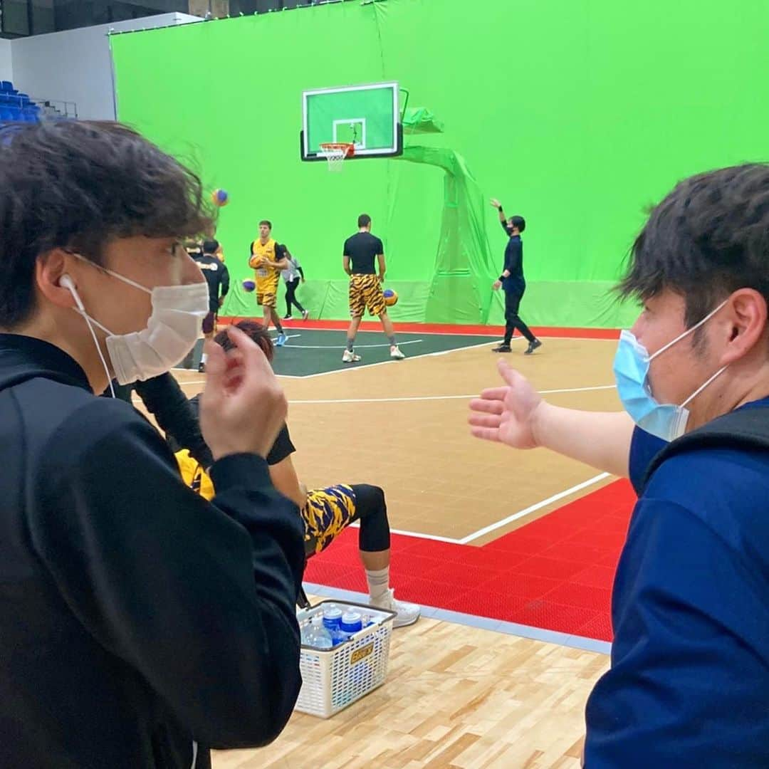 東京スポーツ・レクリエーション専門学校さんのインスタグラム写真 - (東京スポーツ・レクリエーション専門学校Instagram)「本日開催されている﻿ 『3x3.EXE PREMIER JAPAN 2020 CUP powered by SUPER SPORTS XEBIO』﻿ の試合会場に来てます‼️﻿ ﻿ 会場には﻿ メディカルトレーナーとして﻿ 卒業生1名と在校生2名✨﻿ ﻿ 試合運営を行っている、﻿ クロススポーツマーケティング株式会社に﻿ 卒業生1名👍﻿ ﻿ 出場チームの「UTSUNOMIYA BREX.EXE」に﻿ 今日限定の帯同スタッフとして卒業生1名😁﻿ ﻿ 産学連携実習として在校生4名と﻿ 多くの卒業生、在校生が関わっています🥰﻿ ﻿ #3x3﻿ #3x3exe﻿ #スーパースポーツゼビオ﻿ #3人制バスケ﻿ #トレーナー﻿ #チームトレーナー﻿ #実習﻿ #スポーツイベント」12月20日 17時05分 - jikeitsr