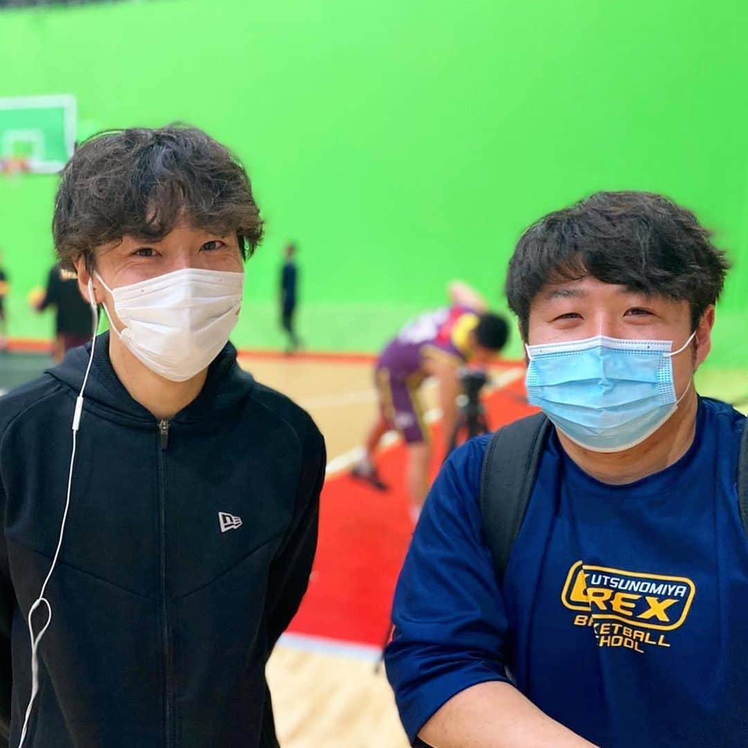 東京スポーツ・レクリエーション専門学校さんのインスタグラム写真 - (東京スポーツ・レクリエーション専門学校Instagram)「本日開催されている﻿ 『3x3.EXE PREMIER JAPAN 2020 CUP powered by SUPER SPORTS XEBIO』﻿ の試合会場に来てます‼️﻿ ﻿ 会場には﻿ メディカルトレーナーとして﻿ 卒業生1名と在校生2名✨﻿ ﻿ 試合運営を行っている、﻿ クロススポーツマーケティング株式会社に﻿ 卒業生1名👍﻿ ﻿ 出場チームの「UTSUNOMIYA BREX.EXE」に﻿ 今日限定の帯同スタッフとして卒業生1名😁﻿ ﻿ 産学連携実習として在校生4名と﻿ 多くの卒業生、在校生が関わっています🥰﻿ ﻿ #3x3﻿ #3x3exe﻿ #スーパースポーツゼビオ﻿ #3人制バスケ﻿ #トレーナー﻿ #チームトレーナー﻿ #実習﻿ #スポーツイベント」12月20日 17時05分 - jikeitsr