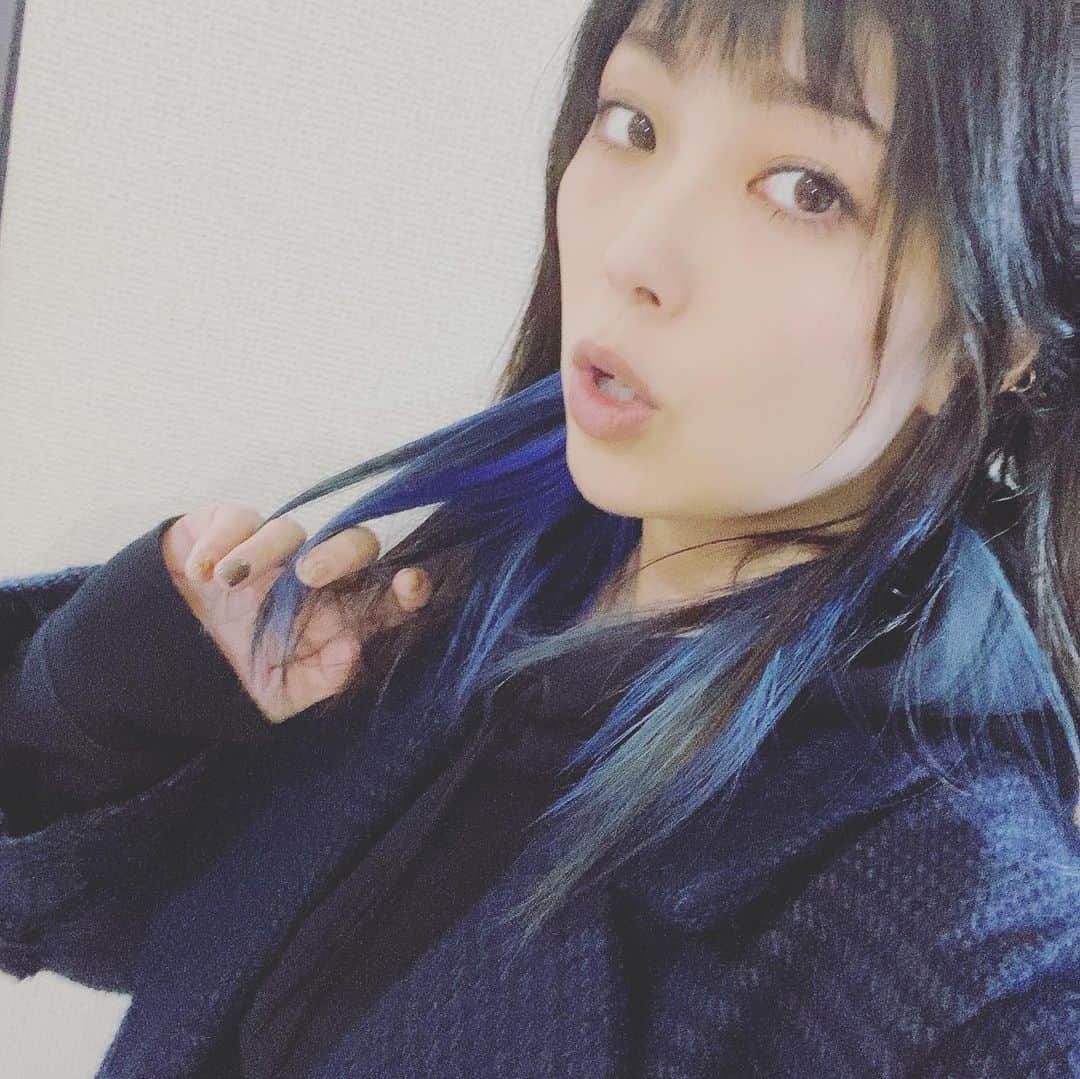 新原ミナミのインスタグラム：「インナーカラー ブルー入れていただきました。  耳のラインからで、そんなに前から見たら主張しない感じで。 めっちゃいい色！気分ぶち上がりです！！  #インナーカラー #HOPE」