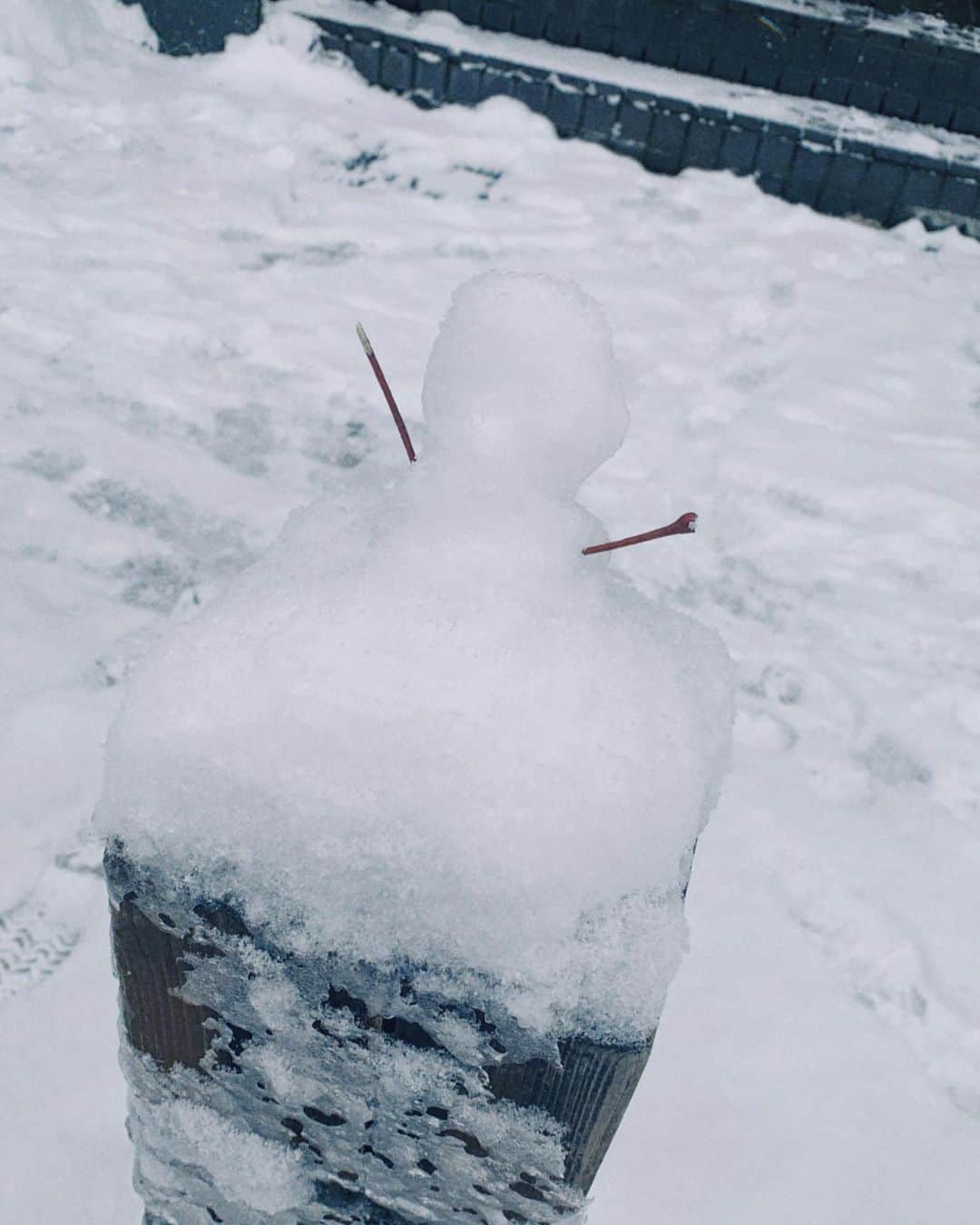 宮本茉由さんのインスタグラム写真 - (宮本茉由Instagram)「. 少し前、お仕事で雪国にいました とても素敵な街で　落ち着いたら観光とかでまたいきたいなぁ メイクさんが作った雪だるまが可愛くて隠し撮りしちゃった☃️笑  寒い日が続きますが　体調には気をつけてくださいね」12月20日 17時06分 - mayu_miyamoto_official