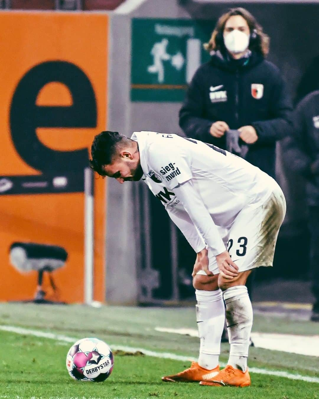 FCアウクスブルクさんのインスタグラム写真 - (FCアウクスブルクInstagram)「Kopf hoch, Jungs! 👊 Auf der Leistung aufbauen und am Dienstag bei #FCARBL im @dfb_pokal alles reinhauen, um das Jahr positiv abzuschließen! 🙌 #FCASGE #FCA #FCA1907 #fcaugsburg」12月20日 17時07分 - fcaugsburg1907