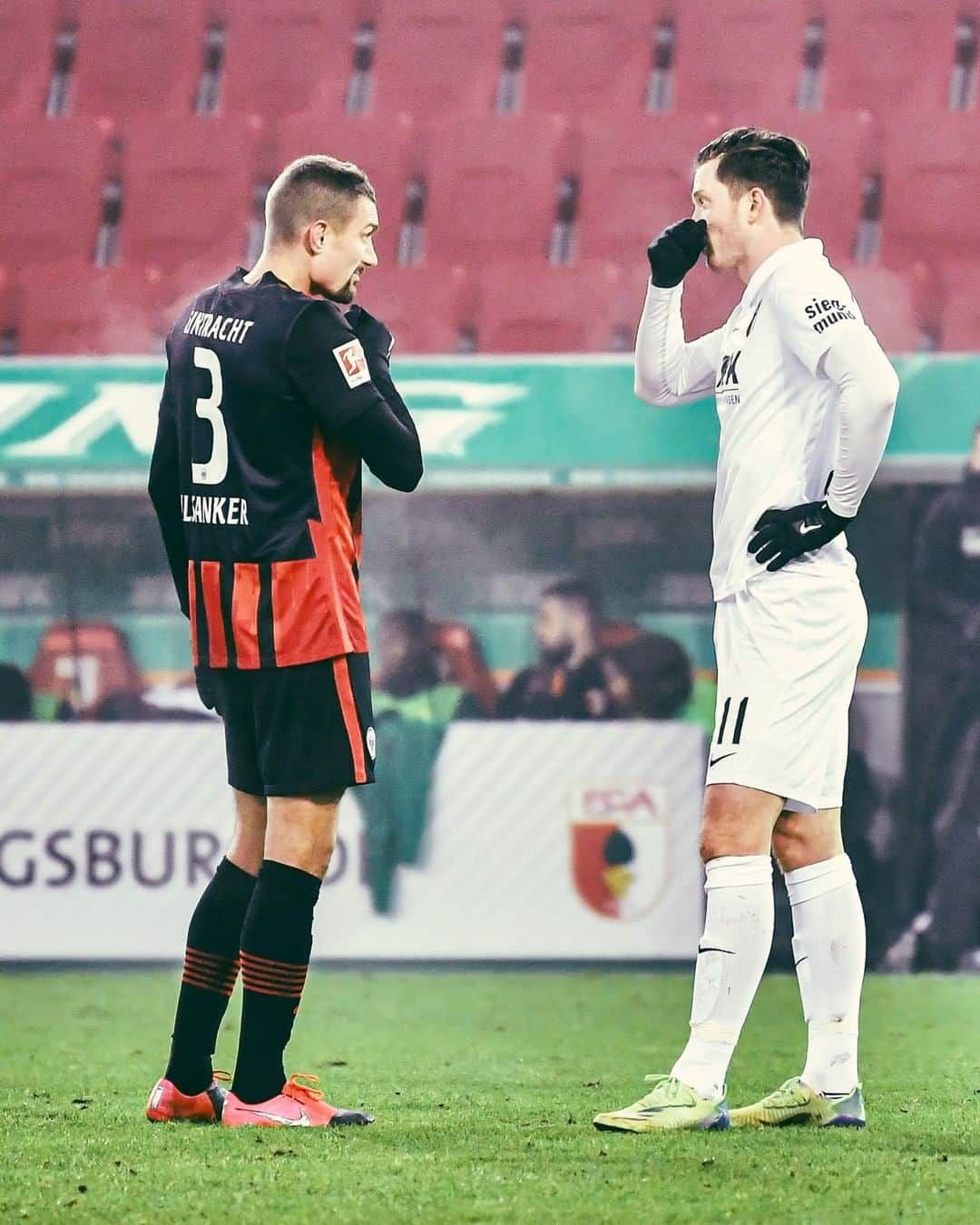 FCアウクスブルクさんのインスタグラム写真 - (FCアウクスブルクInstagram)「Kopf hoch, Jungs! 👊 Auf der Leistung aufbauen und am Dienstag bei #FCARBL im @dfb_pokal alles reinhauen, um das Jahr positiv abzuschließen! 🙌 #FCASGE #FCA #FCA1907 #fcaugsburg」12月20日 17時07分 - fcaugsburg1907