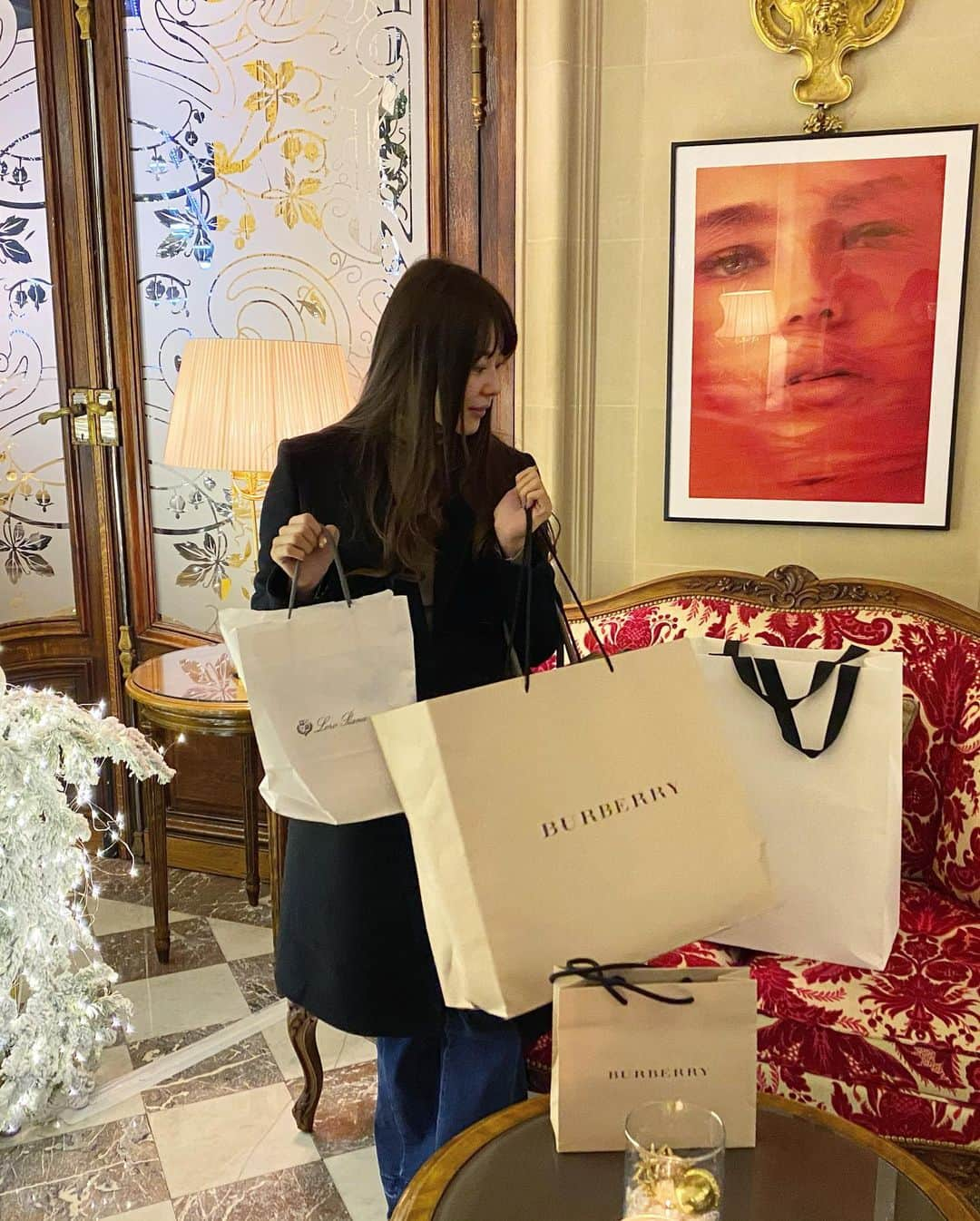 瀧口杏耶さんのインスタグラム写真 - (瀧口杏耶Instagram)「#hotelreginaparis 🎄 * クラシックな内装に真っ白なツリー🤍 * #ホテルレジーナパリ#ホテルレジーナ#レジーナ#パリ旅行#hotelregina#hotelinparis#christmasinparis#xmasdecorations🎄」12月20日 17時11分 - aya_0429