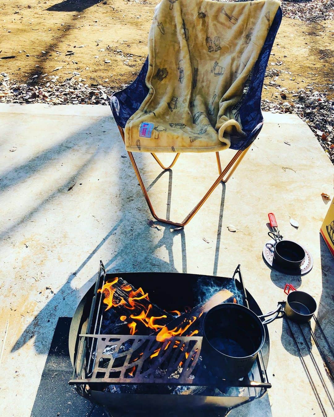 井澤惇のインスタグラム：「今日は寒いから地元の公園で焚き火しながらホットワイン飲んでた #maagz #rapca」