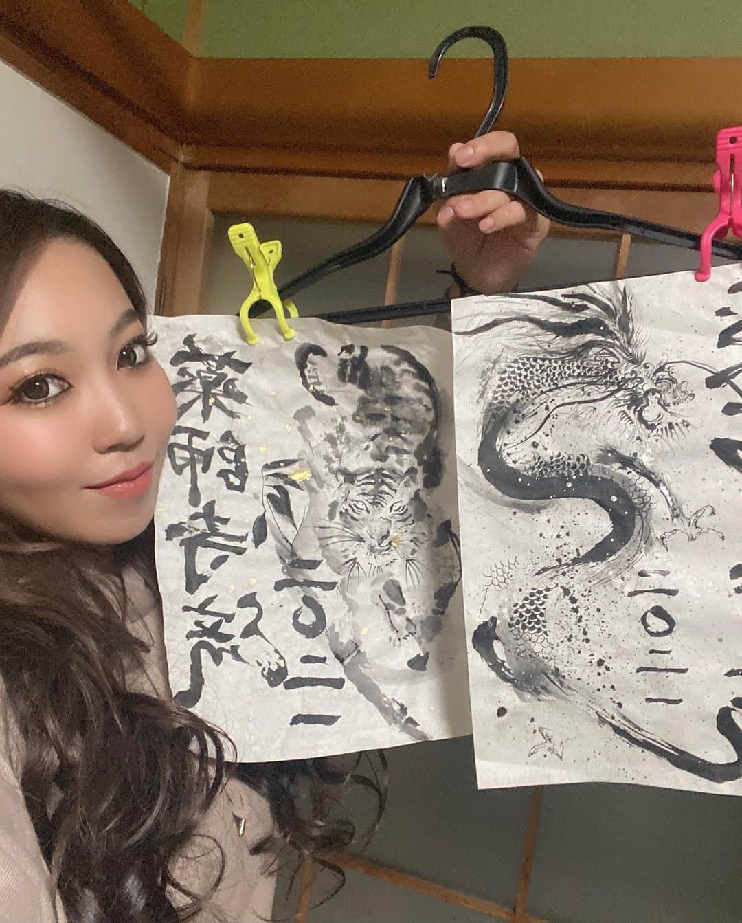 のインスタグラム：「お正月 視聴者プレゼント🎁  久しぶりにかきかきしたよっ🥺🖌 . やっぱり和風が得意🇯🇵 喜んでくれると嬉しんだが。 . . #お正月 #2021 #水墨画 #水墨画アート  #習字 #丑年 #龍 #虎 #干支 #art #アート  #薬師寺流 #はせがわしほり #あけましておめでとうございます」