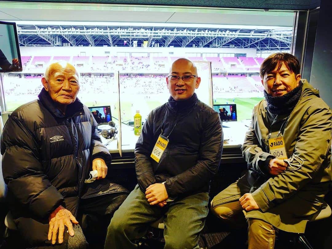 竹内弘一のインスタグラム：「2020J2最終戦サンガvs群馬ラジオ実況 負けないお坊さん妙心寺退蔵院の松山大耕さん解説パワーも通じず0-1で破れてしまいました。 今シーズンのサンガのもどかしいところを象徴するような内容で悔しさ倍増ですが、この悔しさを胸に来シーズン新監督を迎えて必ずJ1昇格していただきたいと思います。 サッカー実況して19年目のシーズンが終わりました。毎回「これが最後の実況だ」と思いながら喋ってきましたが、ひとつの区切りを迎えたような気がしています。永年の悲願、新しいスタジアム、最高の環境でずーっとコンビを組んでいただいた上田亮三郎先生と実況させていただけて本当に幸せでした。お付き合いいただいたみなさまありがとうございました！」
