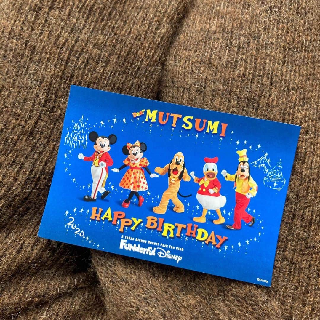 睦のインスタグラム：「こんな嬉しいカードがっ😍  また、 行きたくなるじゃないかぁ😢  またいつか。  年パス保持者になって ちょこちょこと チラインパしたいなぁ🏰  そして、当日にも。  大切な方々から 嬉しい贈り物🎁  美味しい物が届いて、 ちゃんと食べて 元気にね❗️の気持ちが ありがたい。  会いたい想いが、 募ります☺️  当日に、 おめでとう❣️と メッセージをもらえる事が 何よりのプレゼント🎁  今年は、より 身に染みてます🥲  皆さま、本当に ありがとうございます🙆‍♀️  また気兼ねなく お会いできる日まで、 お体どうぞ自愛くださいね。  #舞浜  #イクスピアリ  #ikspiari  #年パス　 #ディズニー　 #disney  #fundafuldisney  #ファンダフルディズニー  #birthday  #birthdaycards  #ありがとう　 #会いたくなります  #メッセージありがとう  #年間パスポート  #tokyodisneyresort  #東京ディズニーリゾート  #お誕生日おめでとう  #誕生日　 #disneyland  #mickeymouse  #tokyodisneyland  #ディズニーランド　 #東京ディズニーランド  #ssw  #作詞家  #artist  #lyricist  #model  #井上睦都実 #睦」