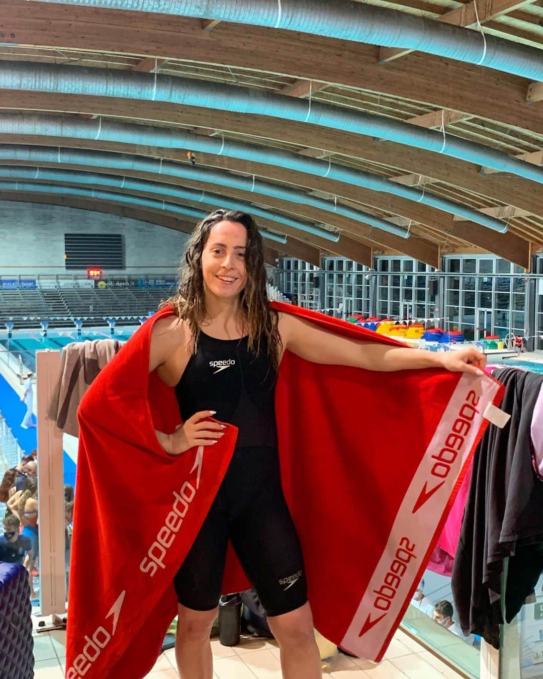 のインスタグラム：「Solito menù del giorno per la Coppa Brema per un totale di 1900 metri di gara ✅🤪 200 farfalla 800 stile 400 stile 400 misti 4x100 mista (penso siano più di 10 anni che ricopro sempre queste distanze) Avevo bisogno di questa Coppa Brema, mi mancava gareggiare e mi mancava gareggiare tranquilla, poi farlo per la squadra ha sempre quel pizzico in più di speciale. Qualcosa agli Assoluti è andato storto ma oggi ho dimostrato a me stessa che il lavoro fatto in questi mesi nonostante le difficoltà è giusto. Ora qualche giorno di riposo, poi di nuovo testa bassa guardando già a marzo 💪🏼 Buone feste a tutti ❤️🎁🎄」