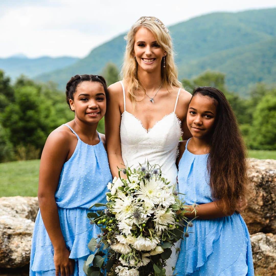 Breonne Rittingerのインスタグラム：「Holy Heck. How are you both 14?! I love you both so much and couldn’t imagine having two better sisters to watch grow into wonderful and powerful women. I’d totally be okay with you both staying 9 forever, but who’d save the turtle population in Texas? Can’t wait to watch y’all be the best aunts to Baby Cowan this coming year. Love you both more than either of you could know. ❤️ #happybirthday #14yearsold #turtles」